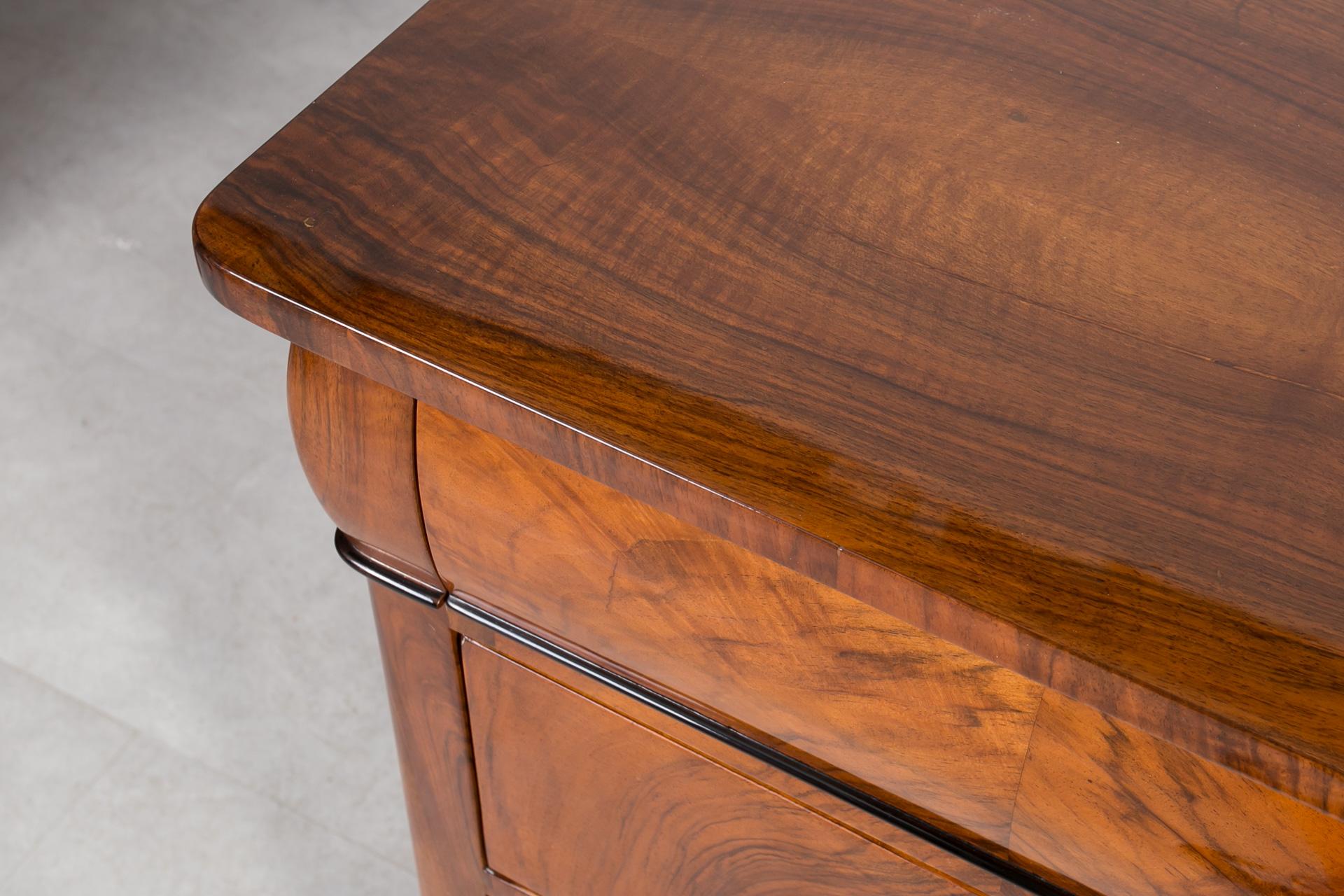 Biedermeier Chest of Drawers in Walnut Veneer, Germany, 19th Century For Sale 10