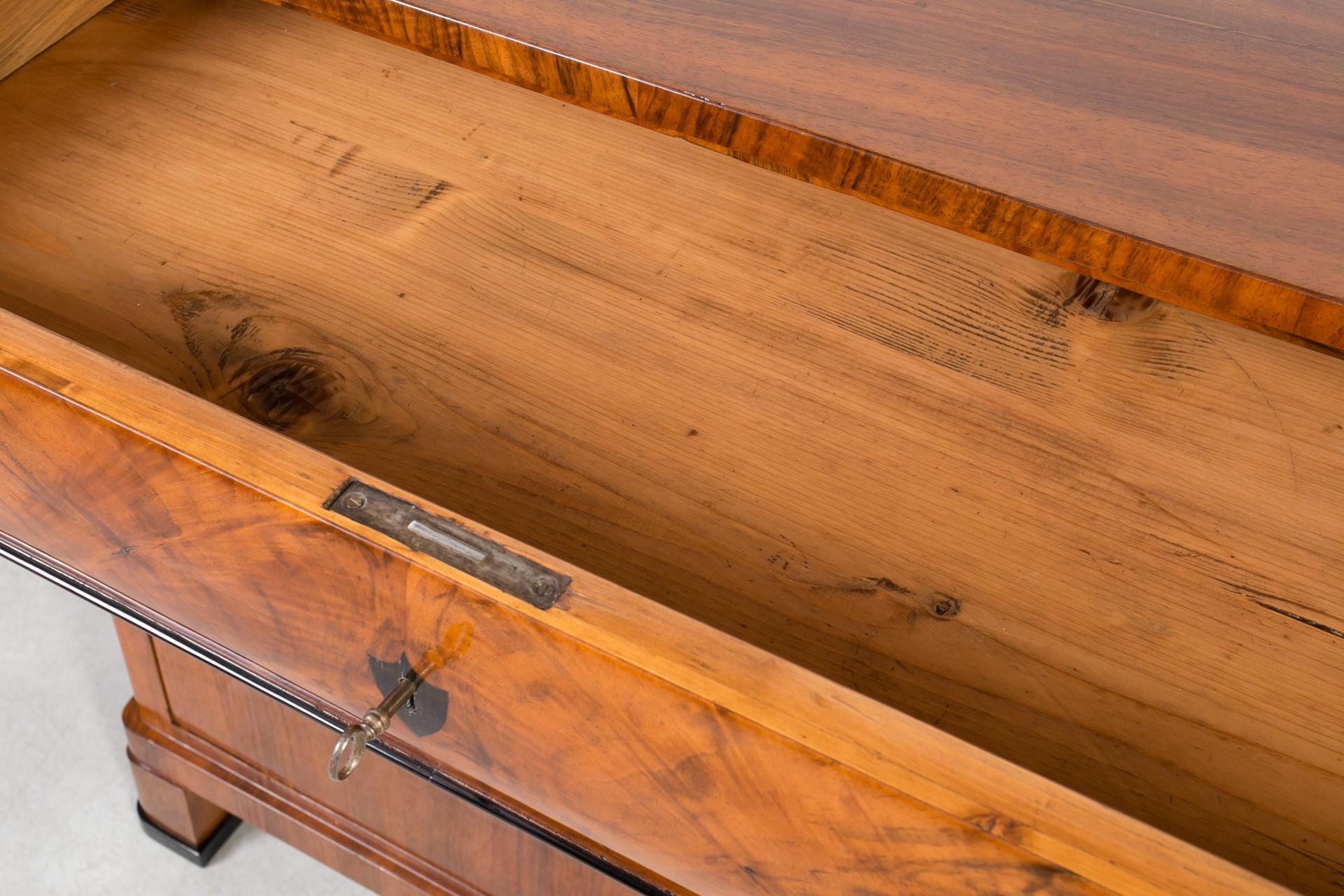 Biedermeier Chest of Drawers in Walnut Veneer, Germany, 19th Century For Sale 11