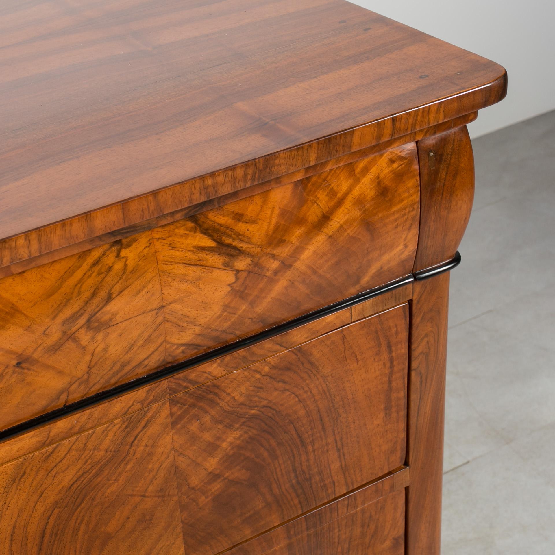 Biedermeier Chest of Drawers in Walnut Veneer, Germany, 19th Century For Sale 12