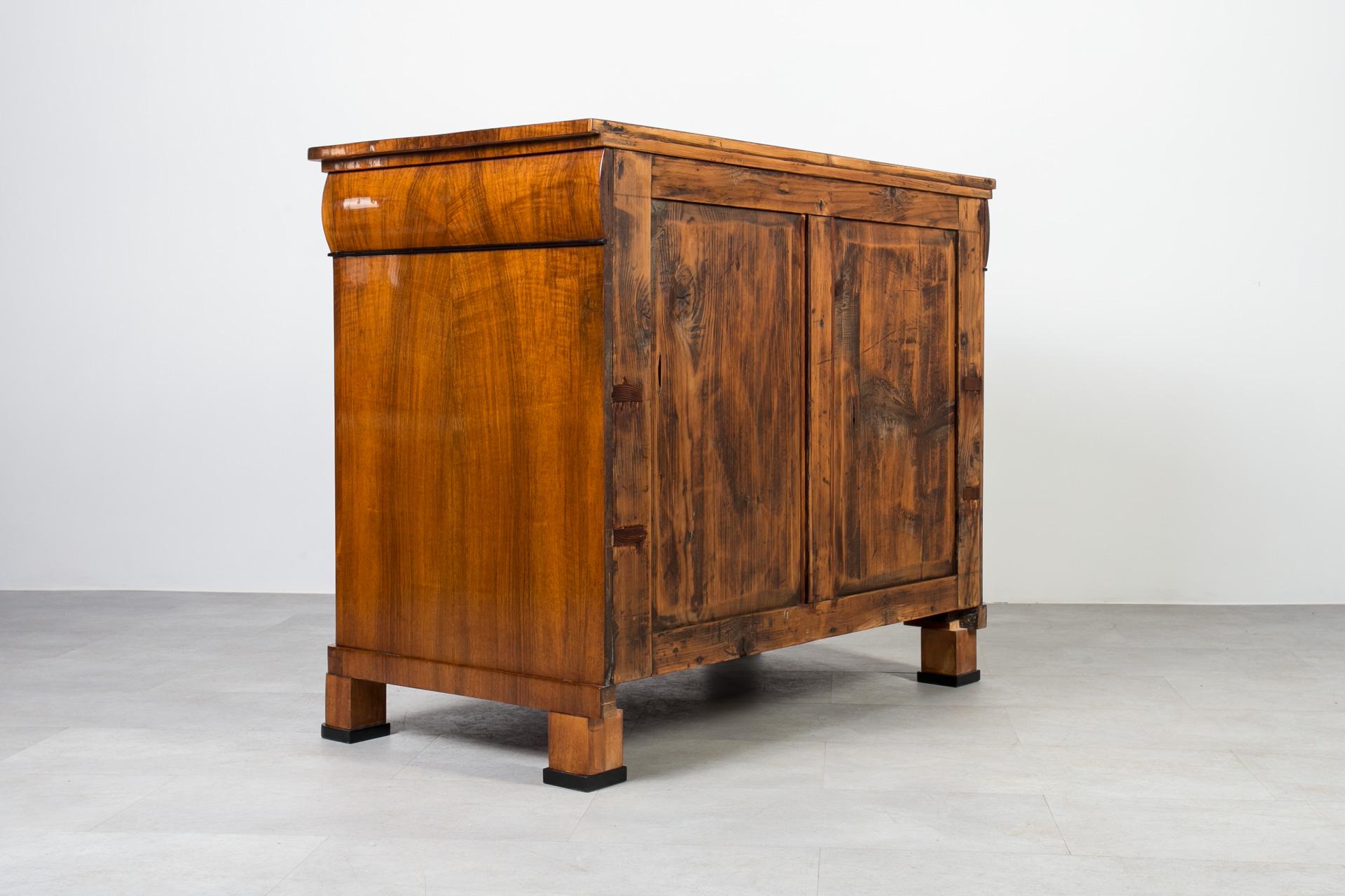 Biedermeier Chest of Drawers in Walnut Veneer, Germany, 19th Century For Sale 13