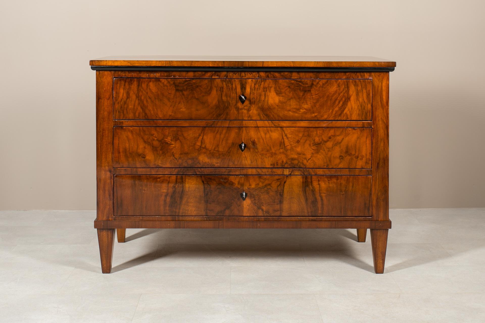 Biedermeier Chest of Drawers in Walnut Veneer, Germany, 19th Century In Good Condition In Wrocław, Poland