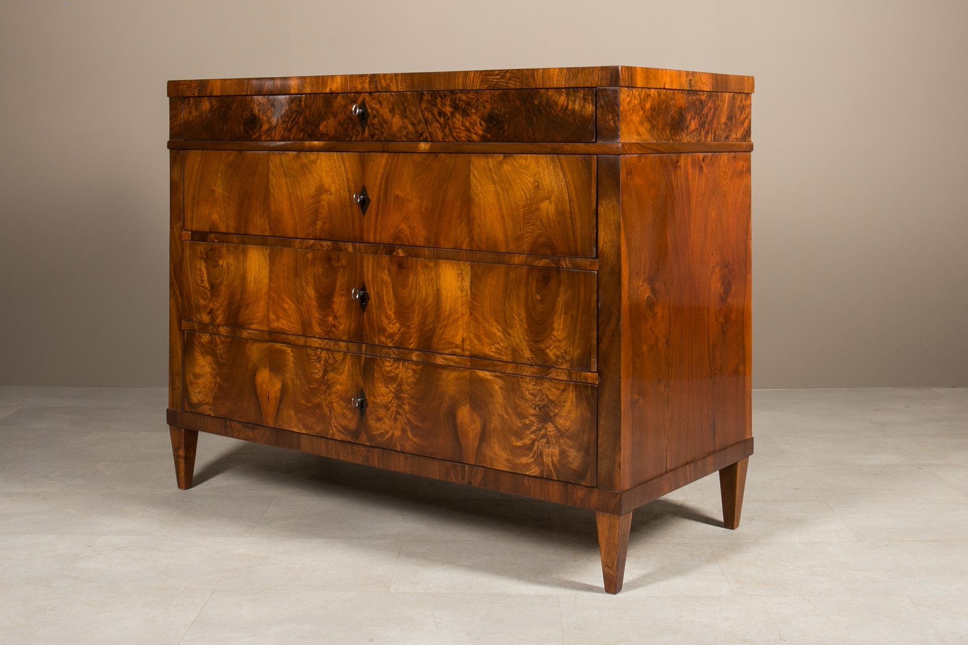 Biedermeier Chest of Drawers in Walnut Veneer, Germany, 19th Century In Good Condition In Wrocław, Poland