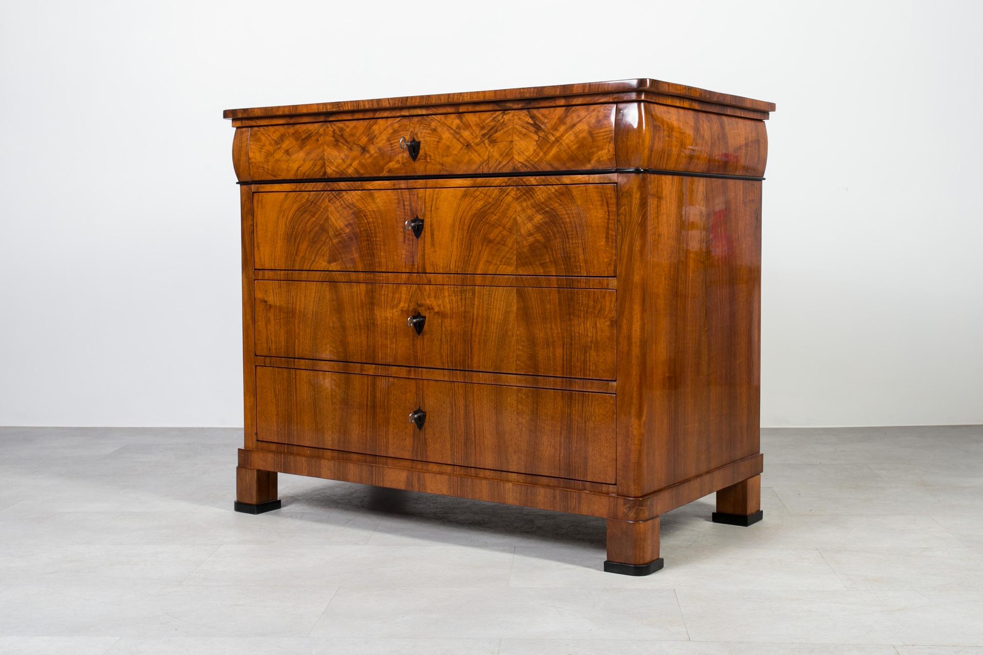Biedermeier Chest of Drawers in Walnut Veneer, Germany, 19th Century In Good Condition For Sale In Wrocław, Poland