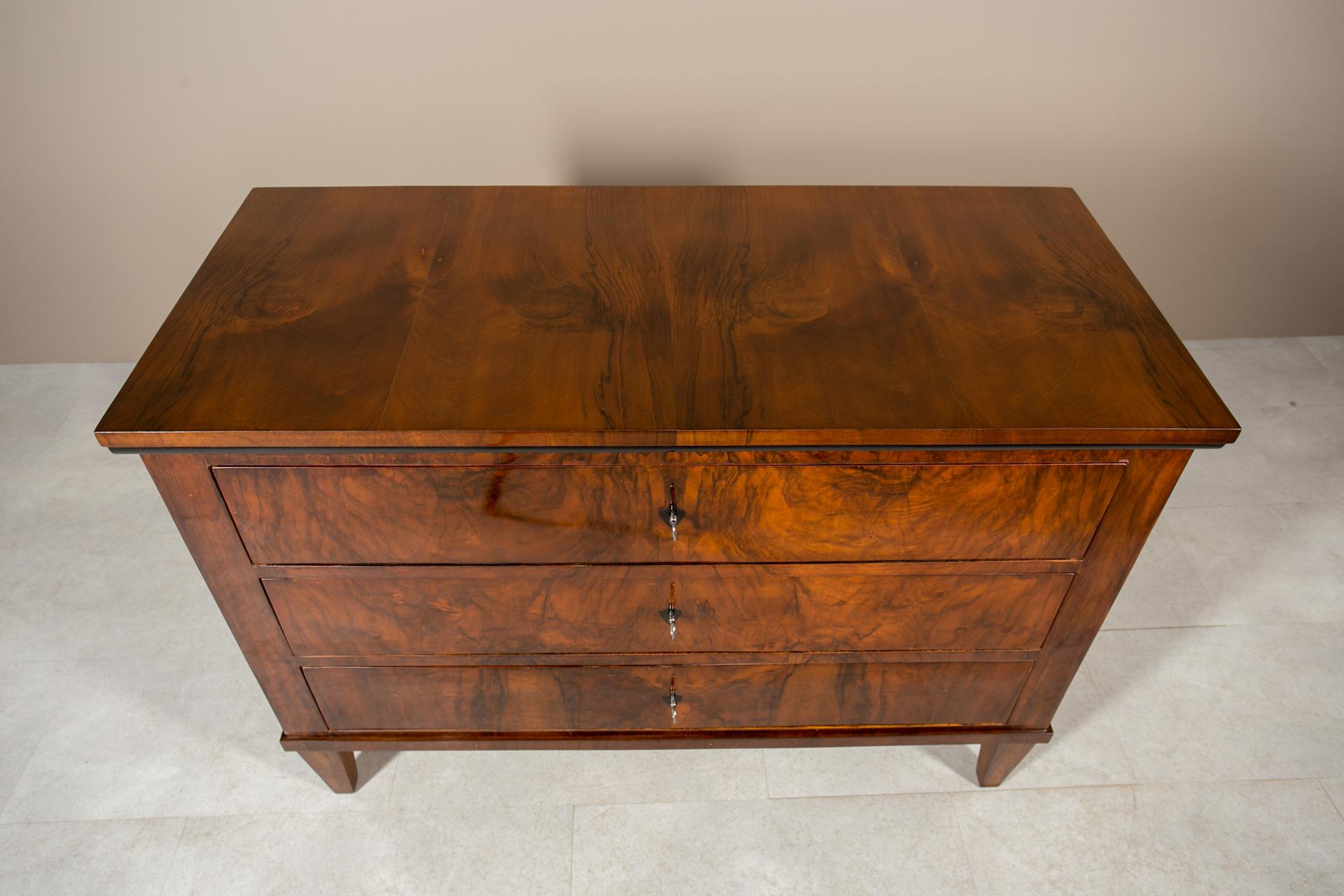 Biedermeier Chest of Drawers in Walnut Veneer, Germany, 19th Century 1