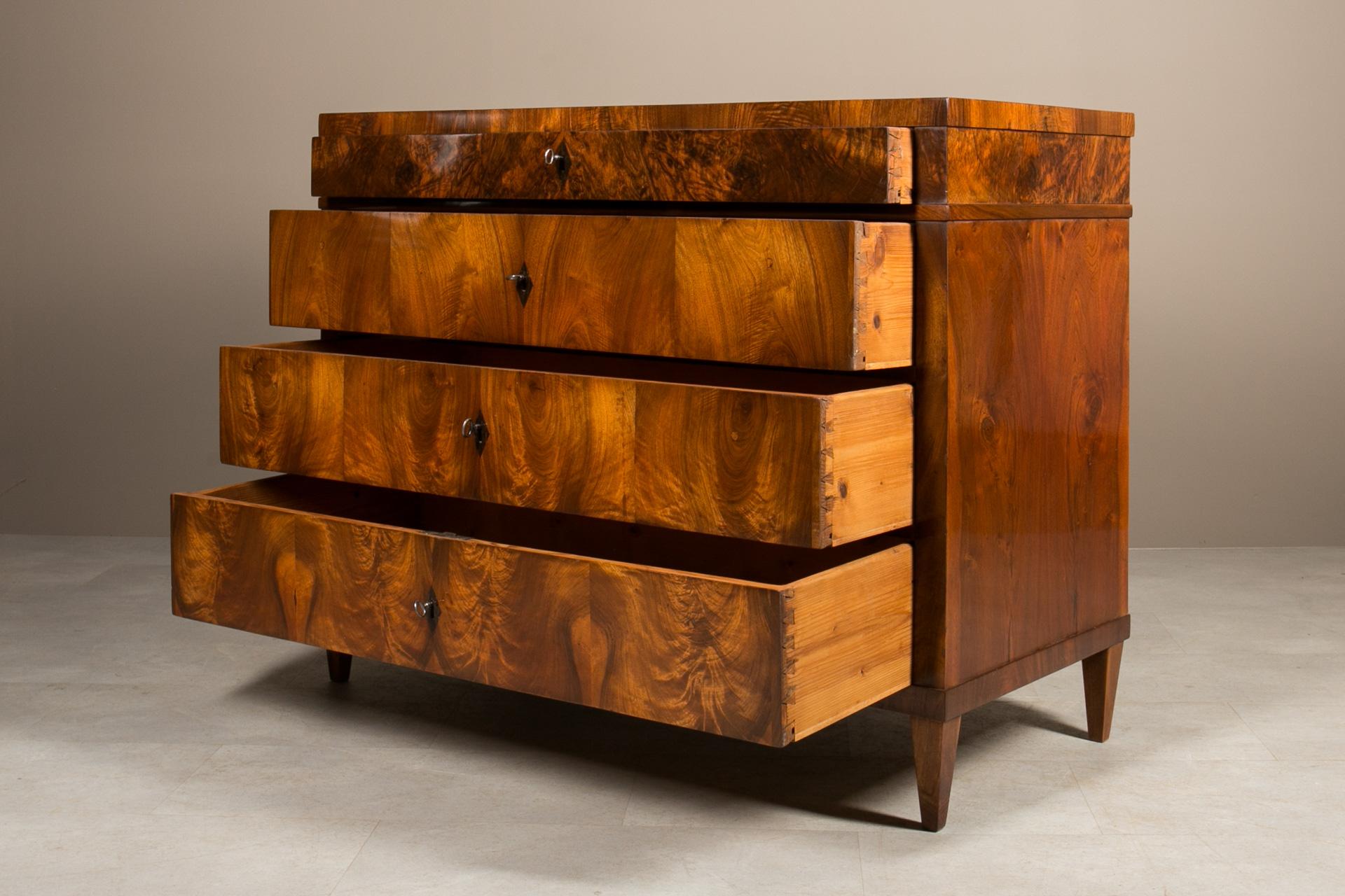 Biedermeier Chest of Drawers in Walnut Veneer, Germany, 19th Century 1