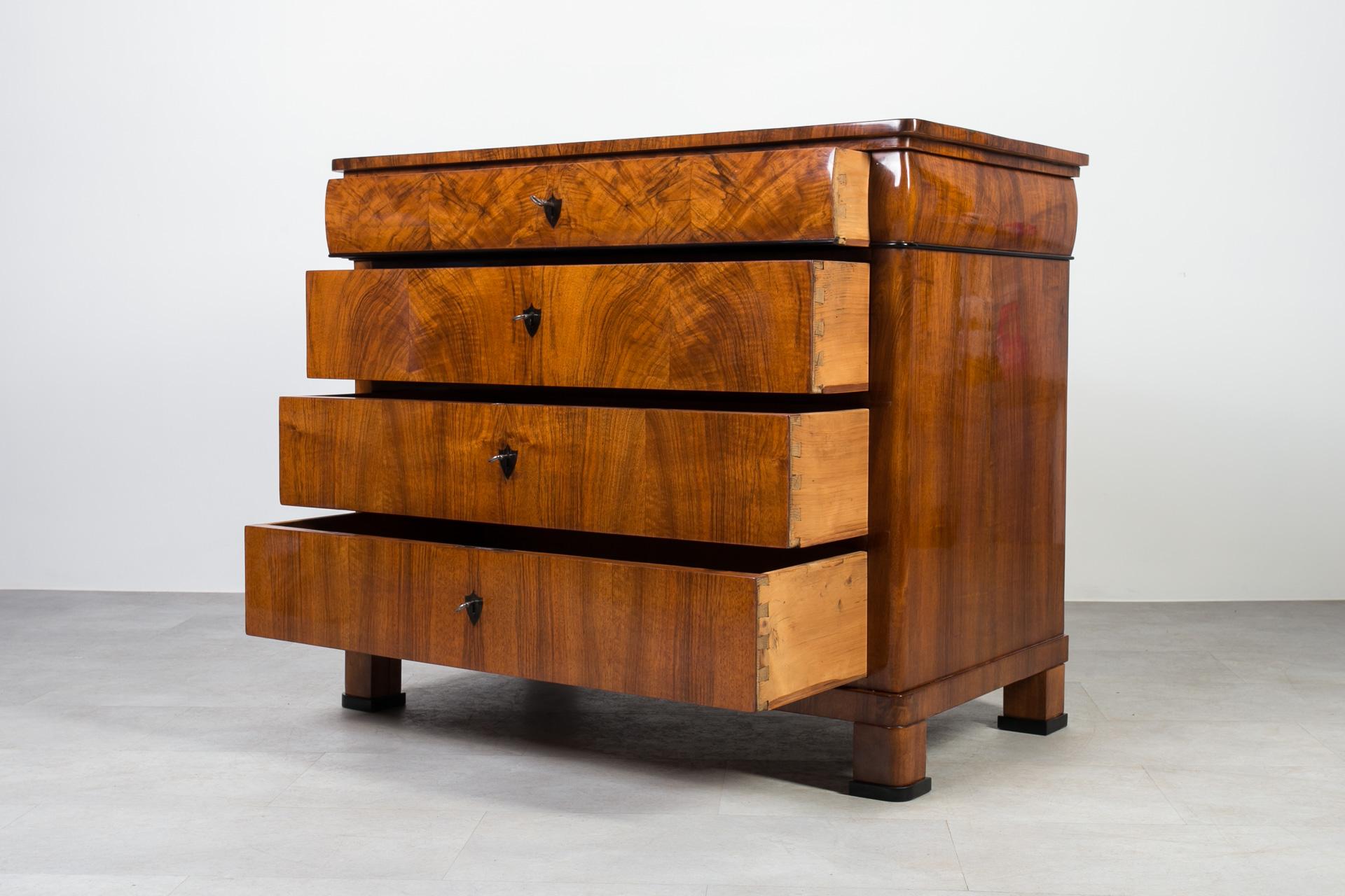 Biedermeier Chest of Drawers in Walnut Veneer, Germany, 19th Century For Sale 1