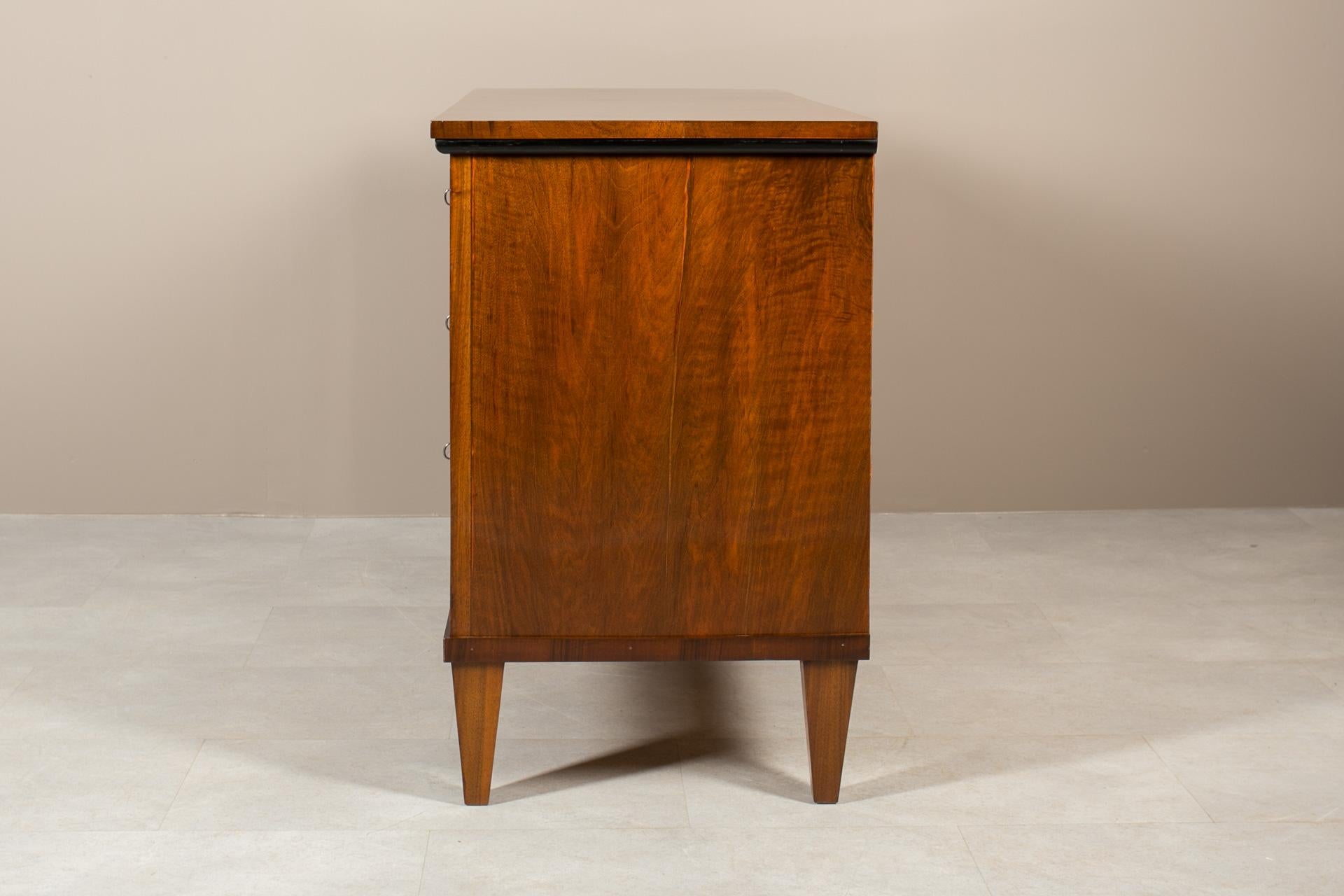Biedermeier Chest of Drawers in Walnut Veneer, Germany, 19th Century 2