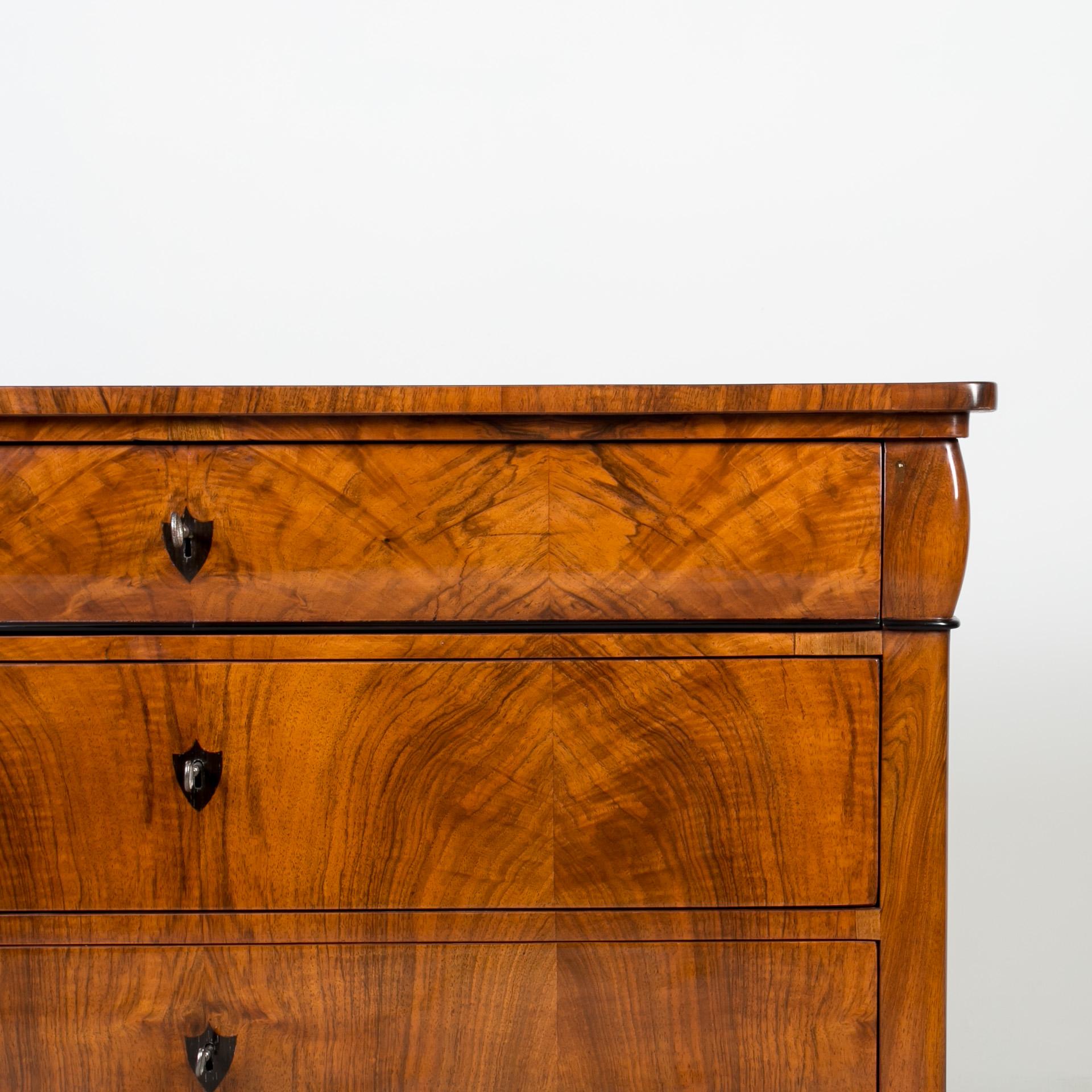 Biedermeier Chest of Drawers in Walnut Veneer, Germany, 19th Century For Sale 2