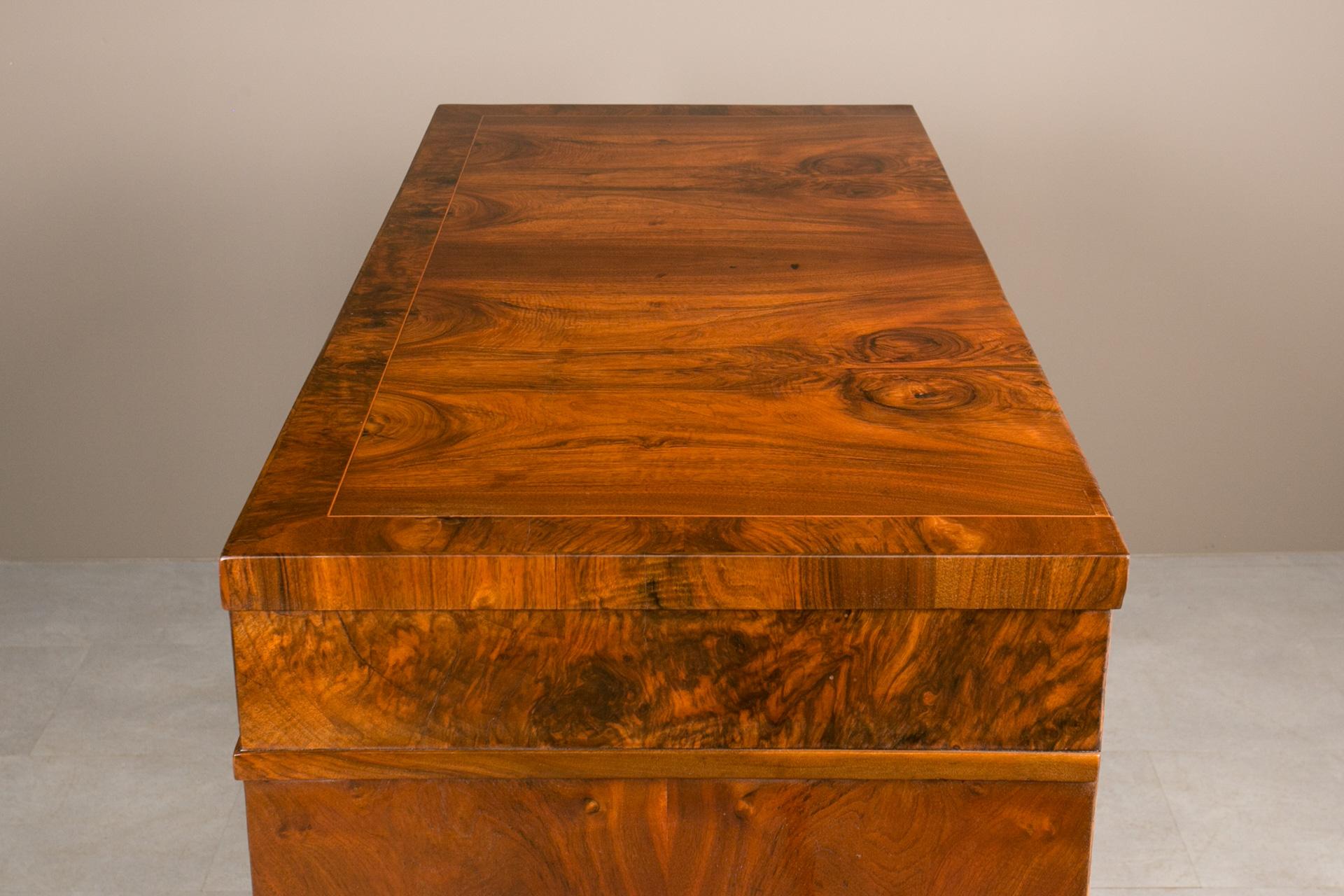 Biedermeier Chest of Drawers in Walnut Veneer, Germany, 19th Century 3