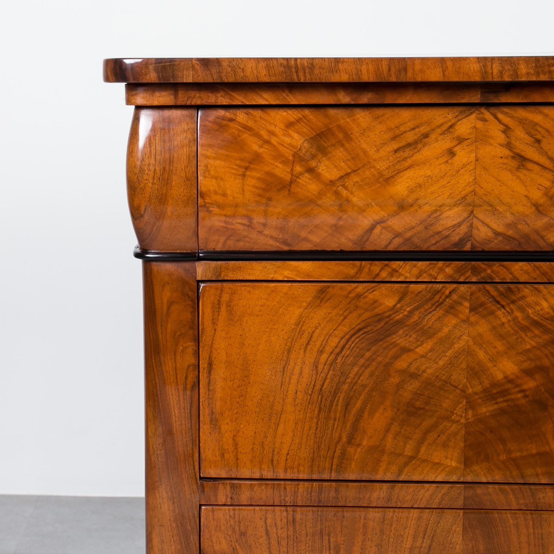 Biedermeier Chest of Drawers in Walnut Veneer, Germany, 19th Century For Sale 3