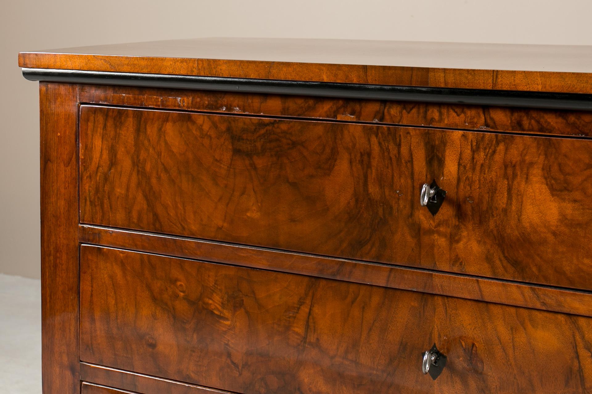 Biedermeier Chest of Drawers in Walnut Veneer, Germany, 19th Century 4