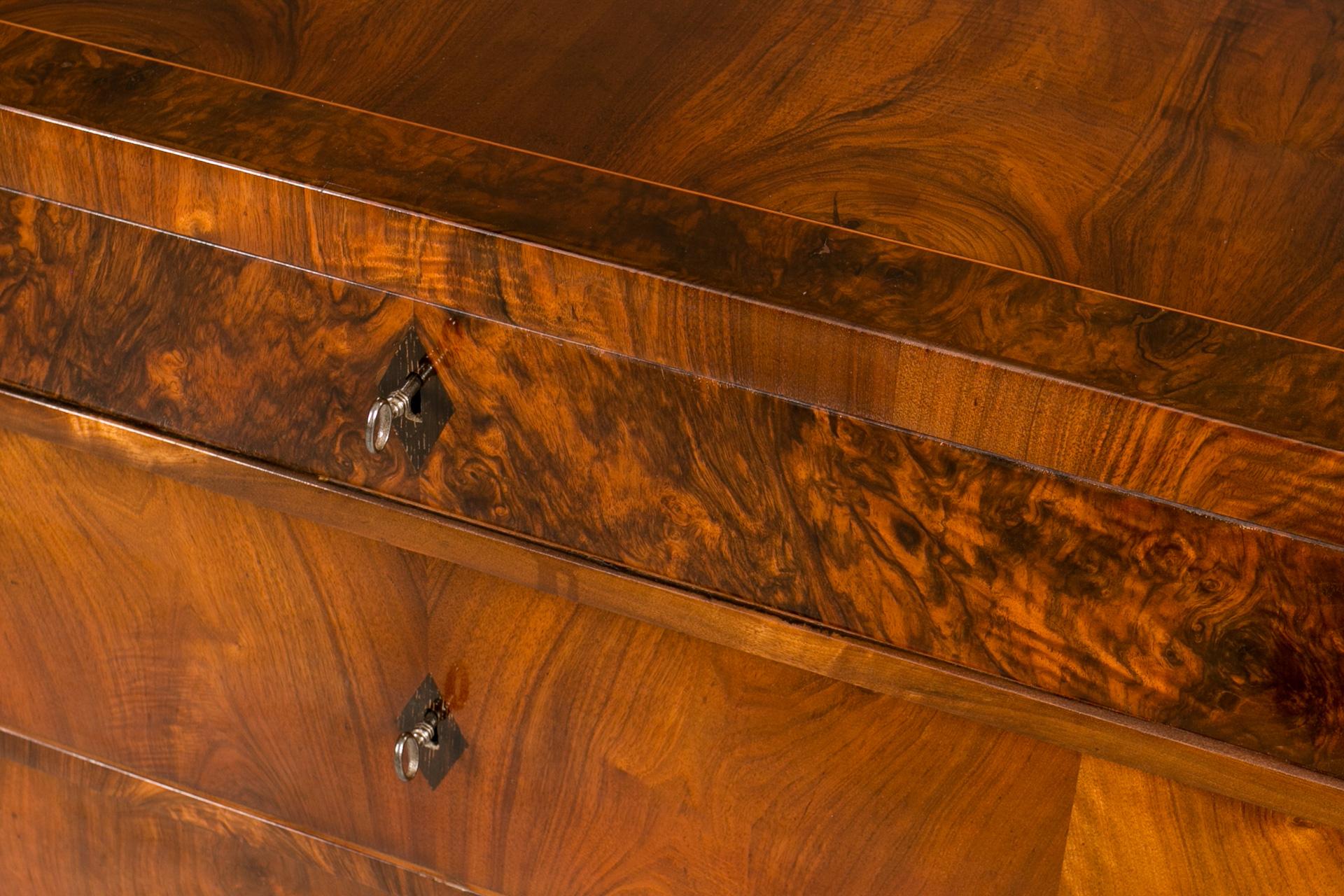 Biedermeier Chest of Drawers in Walnut Veneer, Germany, 19th Century 4