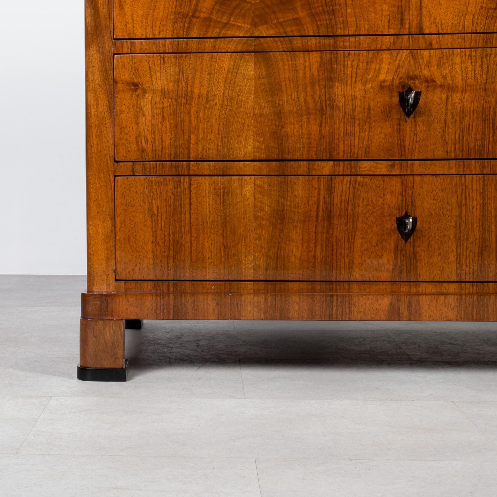 Biedermeier Chest of Drawers in Walnut Veneer, Germany, 19th Century For Sale 4
