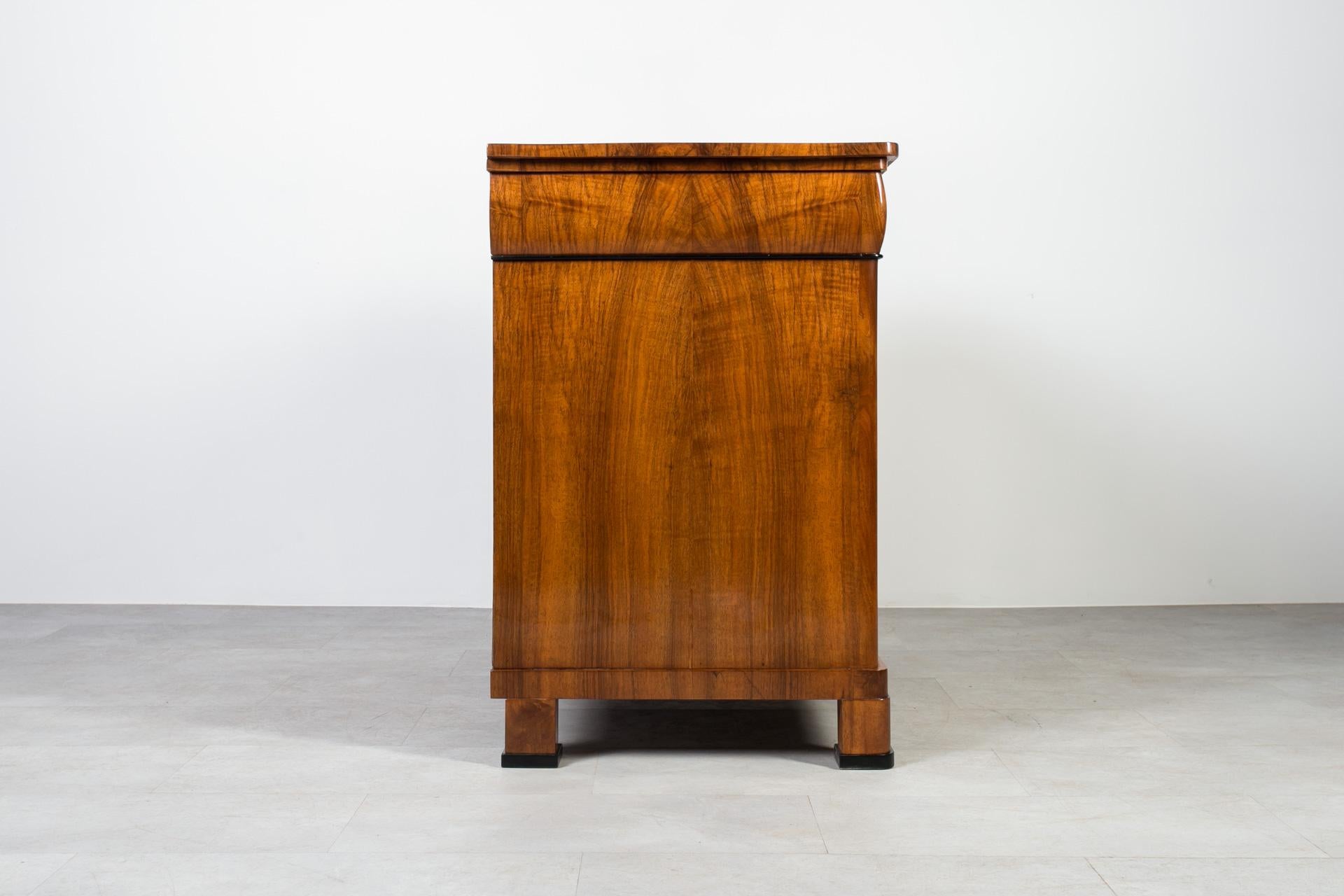 Biedermeier Chest of Drawers in Walnut Veneer, Germany, 19th Century For Sale 5