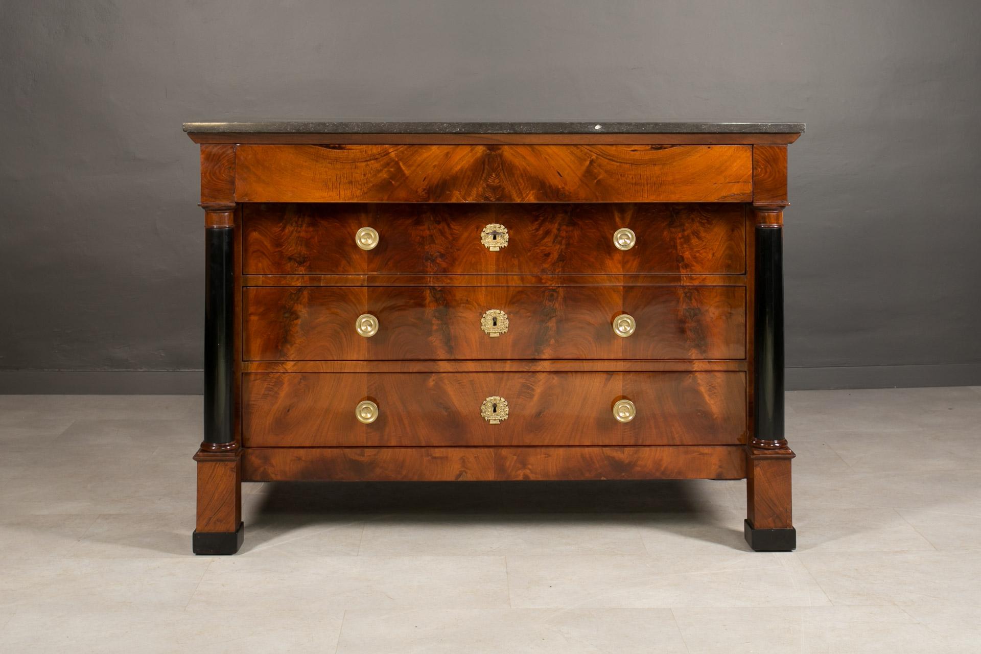 This Biedermeier chest of drawers was made in 19th Century, originating from France. Crafted with precision and attention to details, construction made of oak and softwood adorned with beautiful walnut veneer.
Admire its distinguished features,