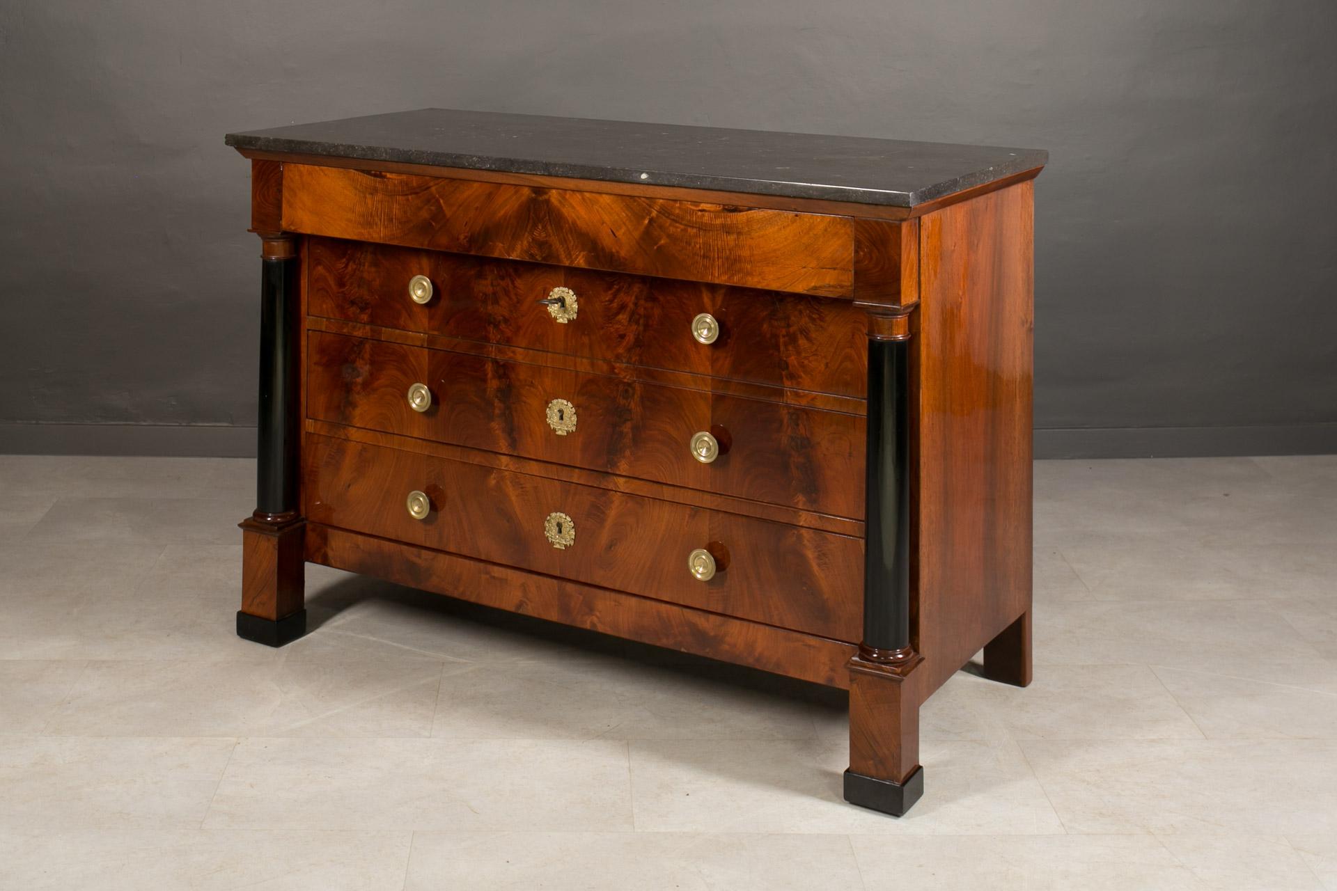 Biedermeier Chest of Drawers in Walnut Veneer, Marble Top, France, 19th Century In Good Condition For Sale In Wrocław, Poland