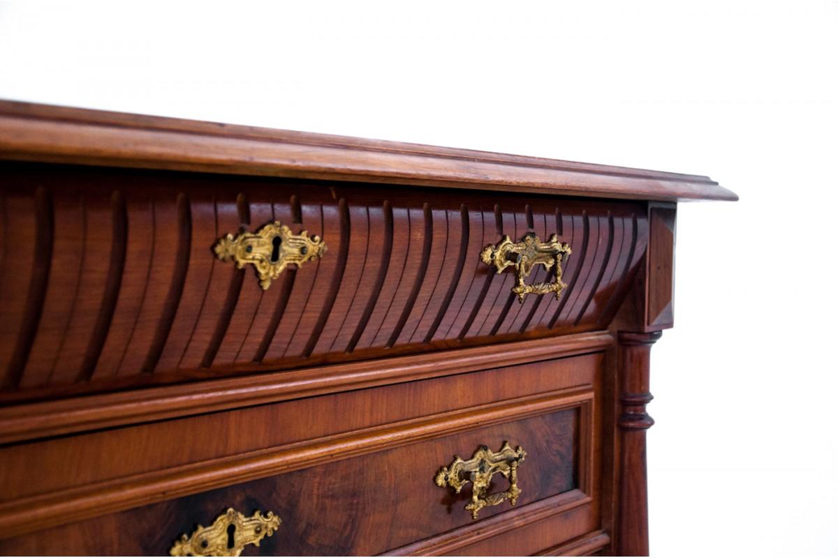 Chiffonier, Northern Europe, circa 1890.

Very good condition, after professional renovation, polished finish.

Wood: walnut

Dimensions: height 83 cm, width 113 cm, depth 51 cm.