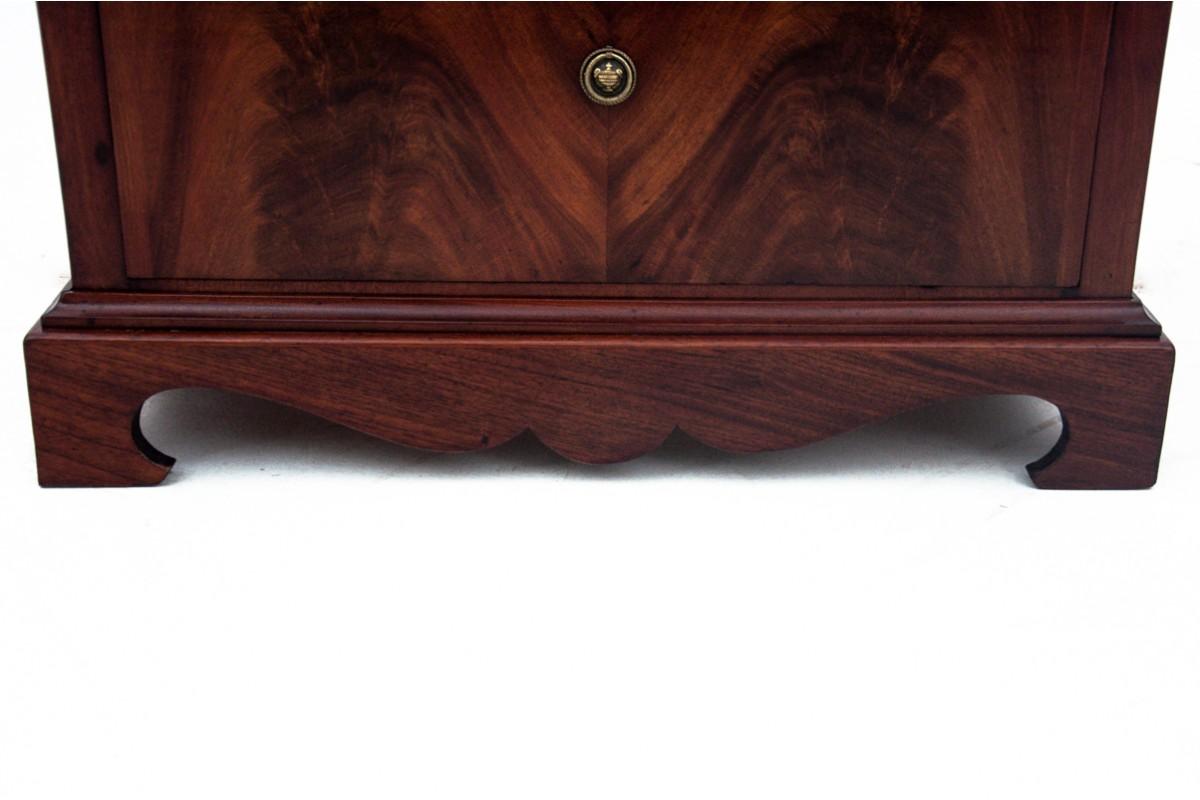 Biedermeier chest of drawers, Northern Europe, circa 1890.

Very good condition.

Wood: Mahogany

dimensions: height 98 cm width 93 cm depth 50 cm.