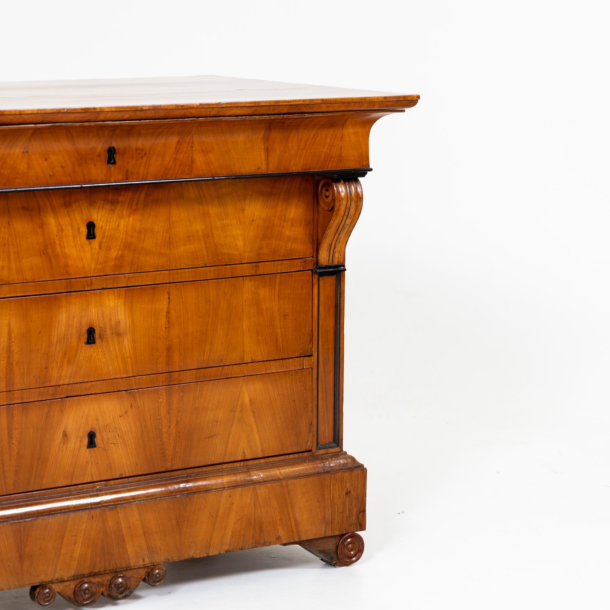Biedermeier Chest of Drawers, polished Cherry veneer, four drawers, circa 1830 In Good Condition For Sale In Greding, DE