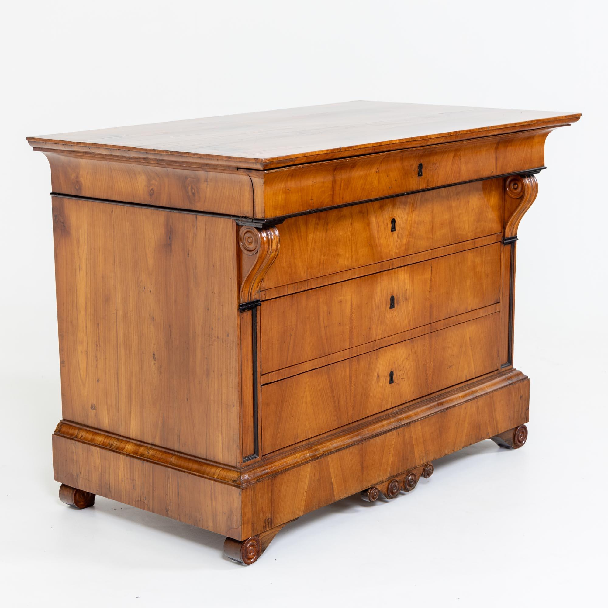 Mid-19th Century Biedermeier Chest of Drawers, polished Cherry veneer, four drawers, circa 1830 For Sale