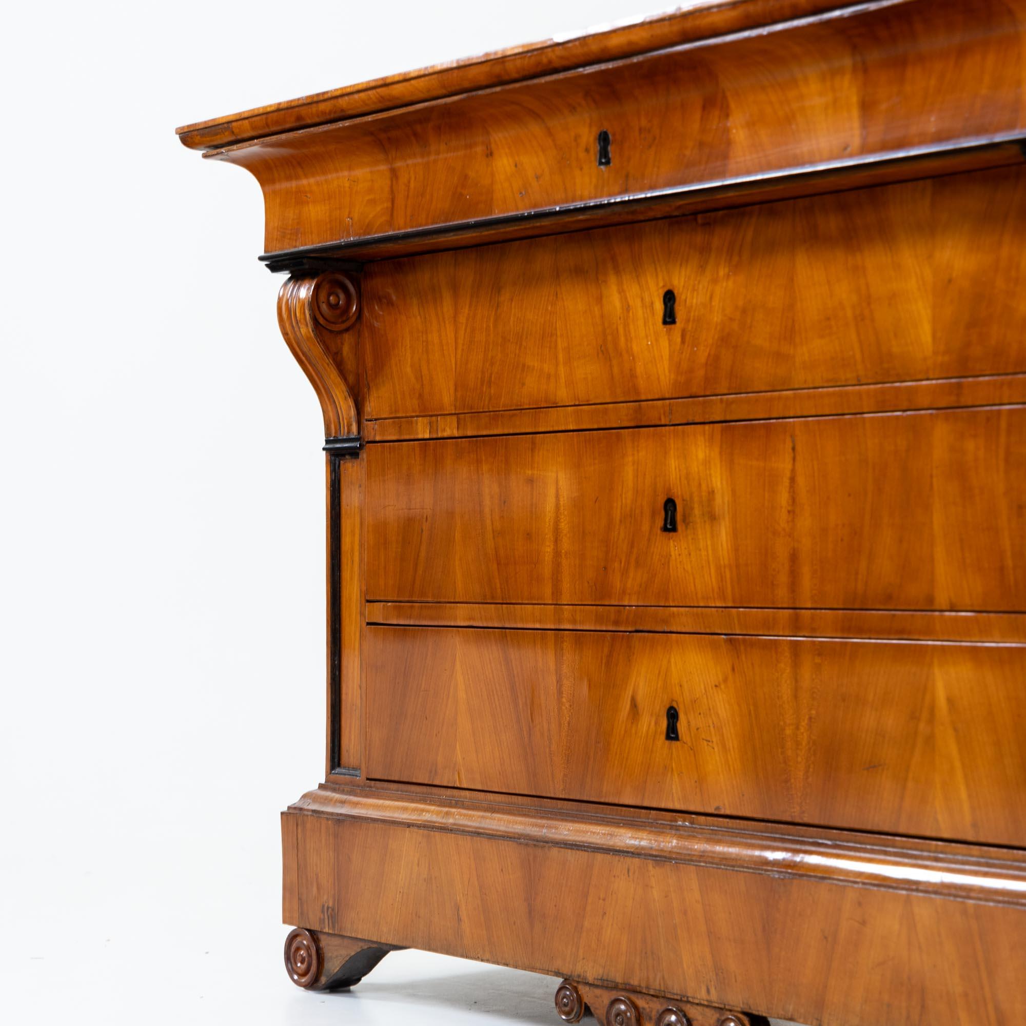 Biedermeier Chest of Drawers, polished Cherry veneer, four drawers, circa 1830 For Sale 3