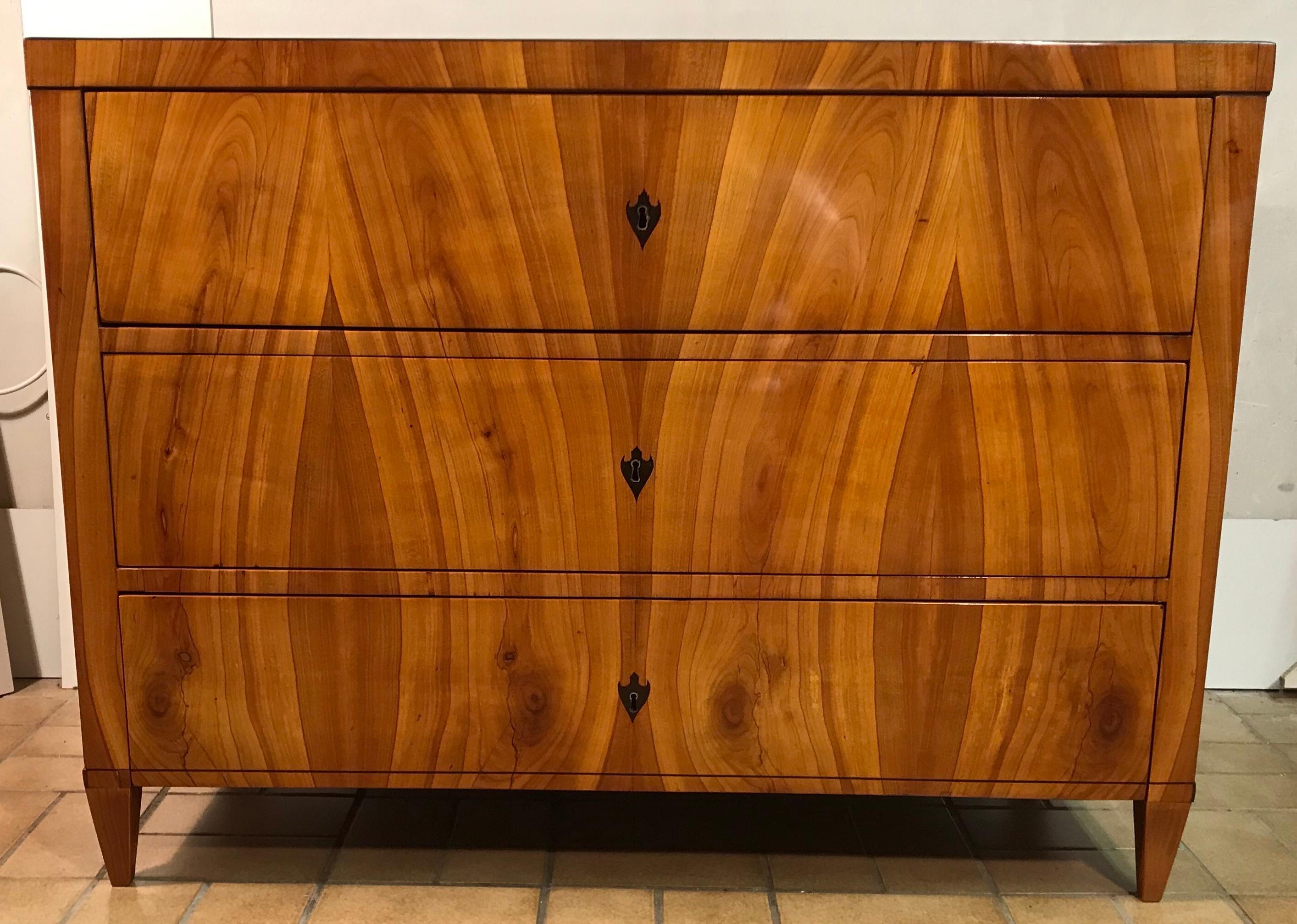 Exquisite Biedermeier chest of drawers, South German 1810-1820 with beautiful mirrored cherry veneer. This chest of drawers is a wonderful example of the early Biedermeier style with its clear and straight lines and a focus on prestigious wood