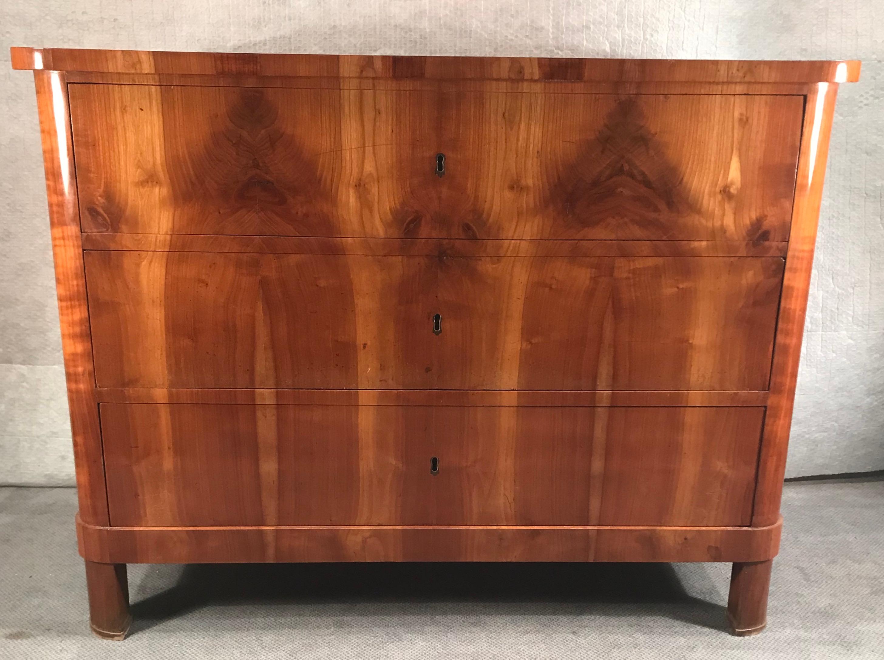 Biedermeier chest of drawers, South German, 1820.
The three drawer commode stands out for its Classic, plain design and the beautiful cherry veneer decoration.
It comes professionally refinished and French polished.