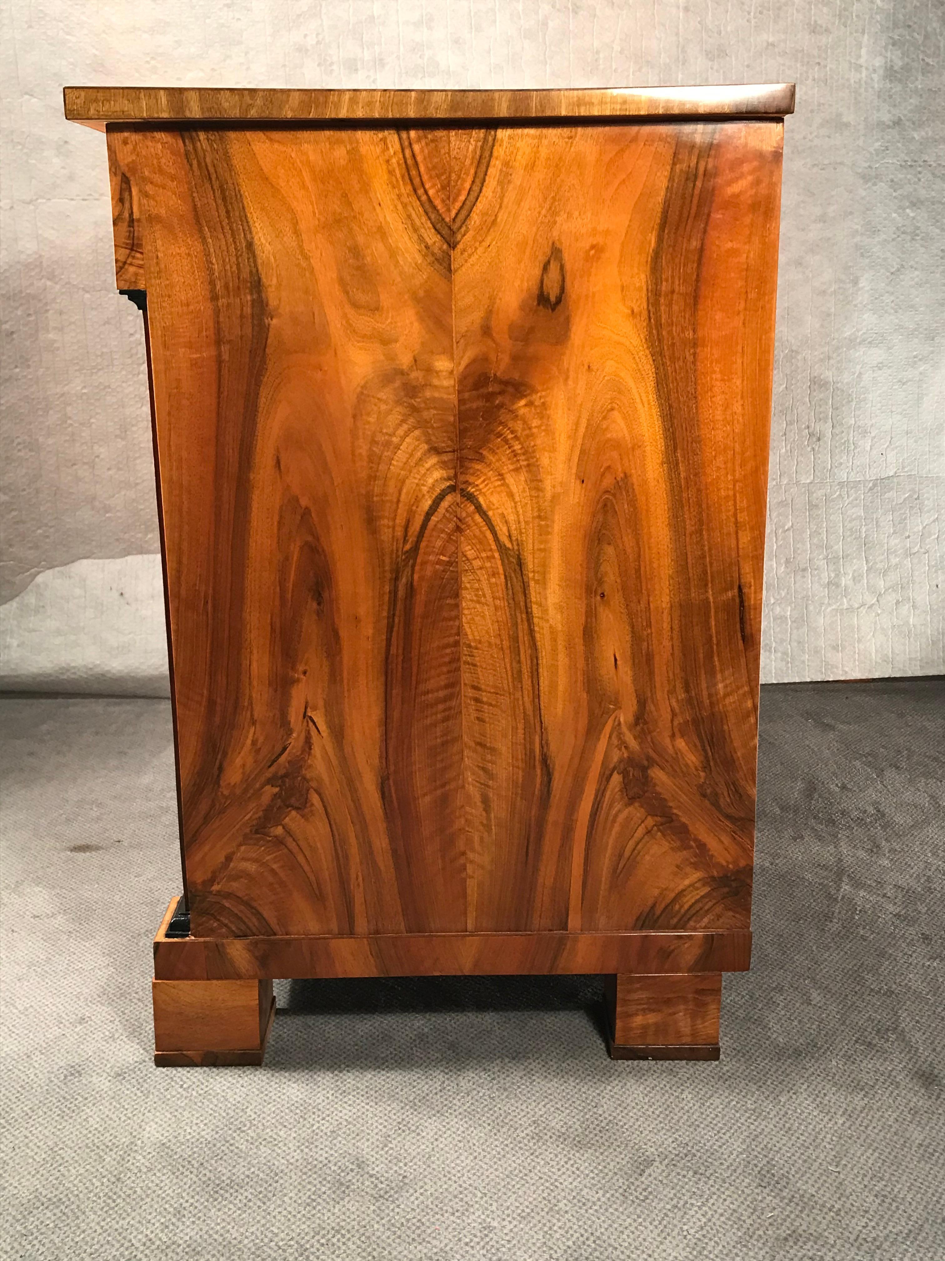 Beautiful original Biedermeier chest of drawers, South German 1820, mirrored walnut veneer. The commode is in very good refinished condition.