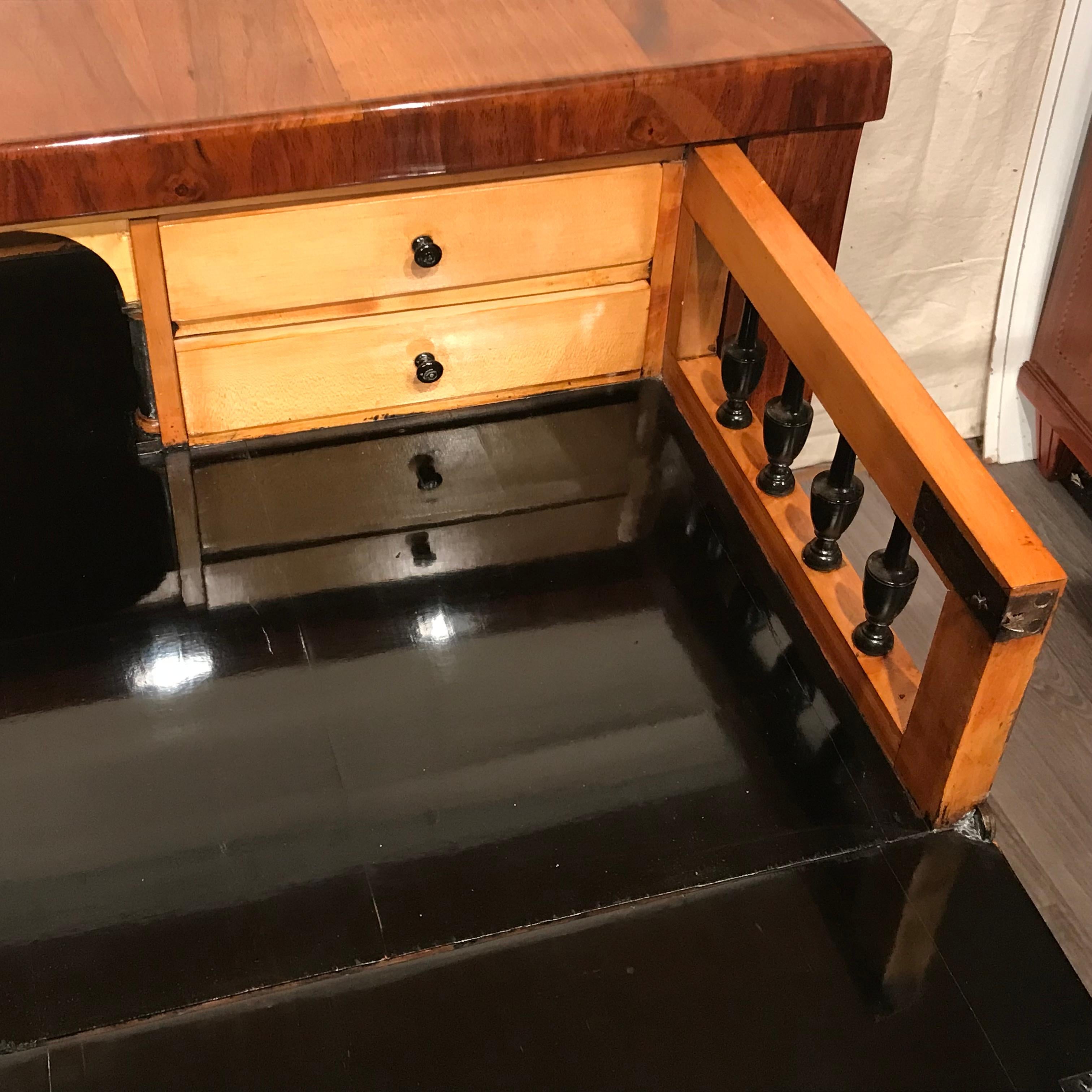 Biedermeier Chest of Drawers, South German 1820, Walnut In Good Condition In Belmont, MA