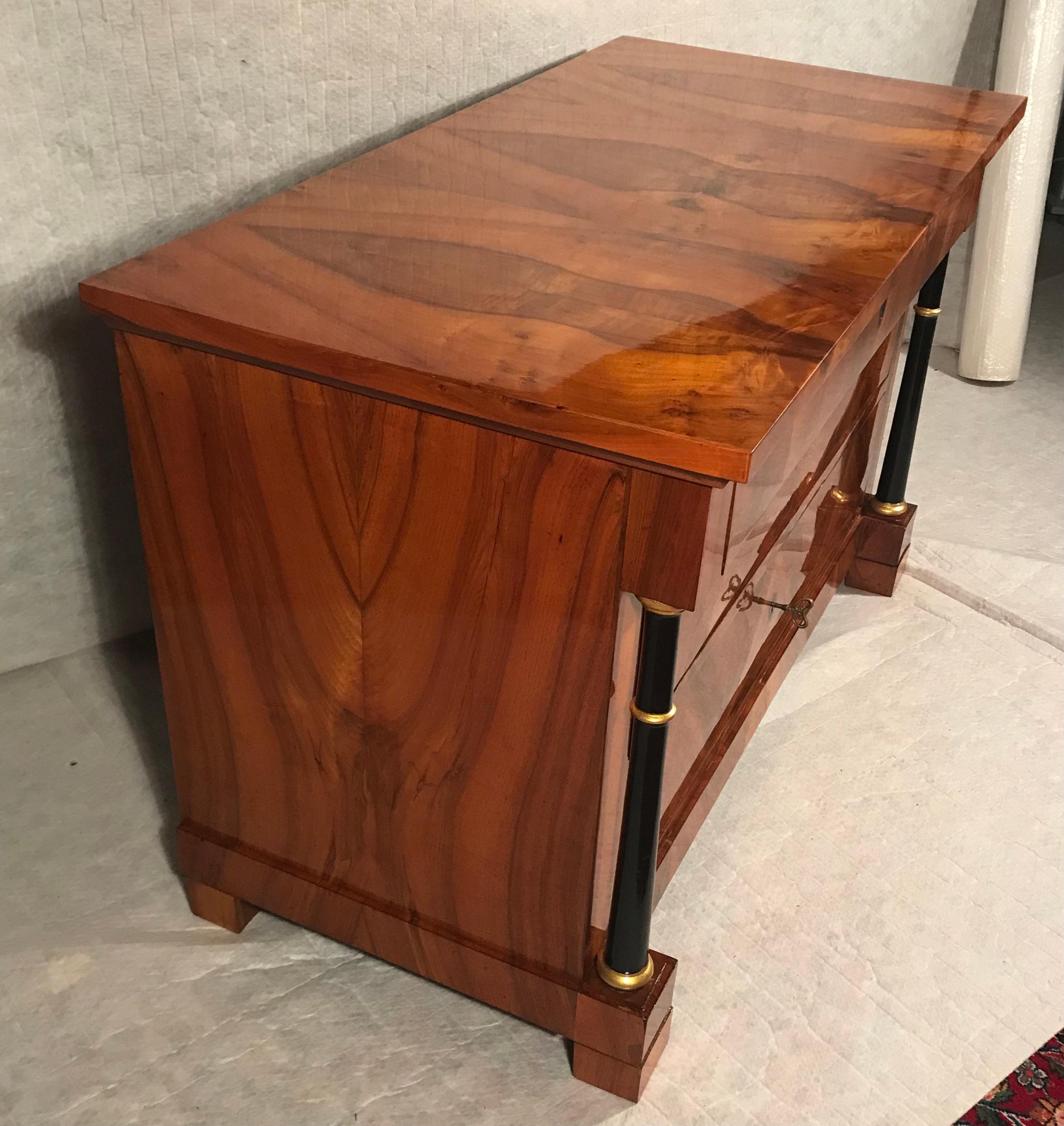 Biedermeier Chest of Drawers, South German 1820, walnut In Good Condition For Sale In Belmont, MA