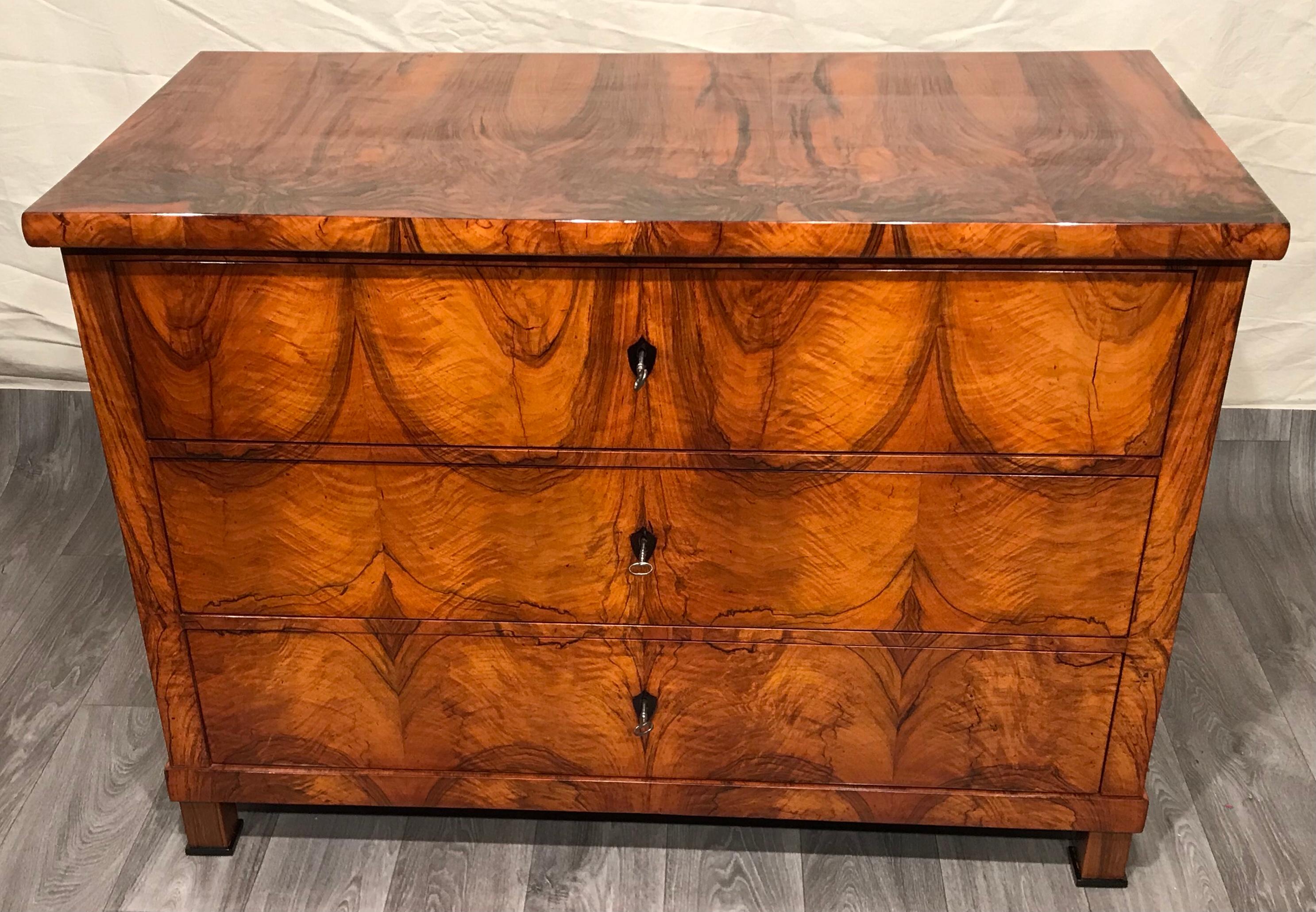 Biedermeier chest of drawers, South German, 1820.
Unpretentious design and a gorgeous walnut veneer are the special features of this Biedermeier chest.
The three-drawer commode comes refinished and French polished. 