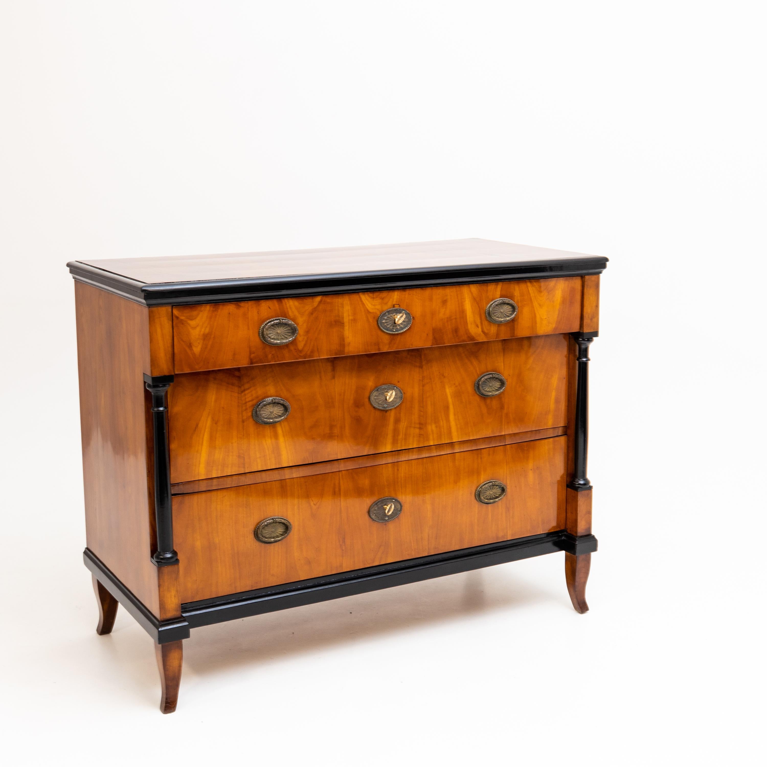 Biedermeier Chest of Drawers, Southern German, c. 1830 In Good Condition For Sale In Greding, DE