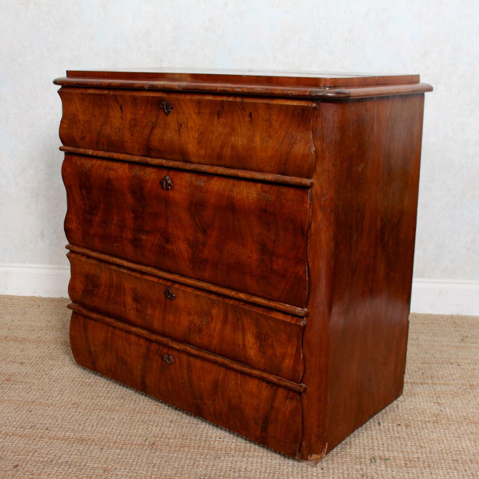 A stunning 19th century Swedish Biedermeier flamed mahogany chest of drawers.
The shaped and stepped top above an arrangement of four cushion shaped drawers and raised on block feet.
Chips to marquetry veneers.
Sweden, circa 1860.