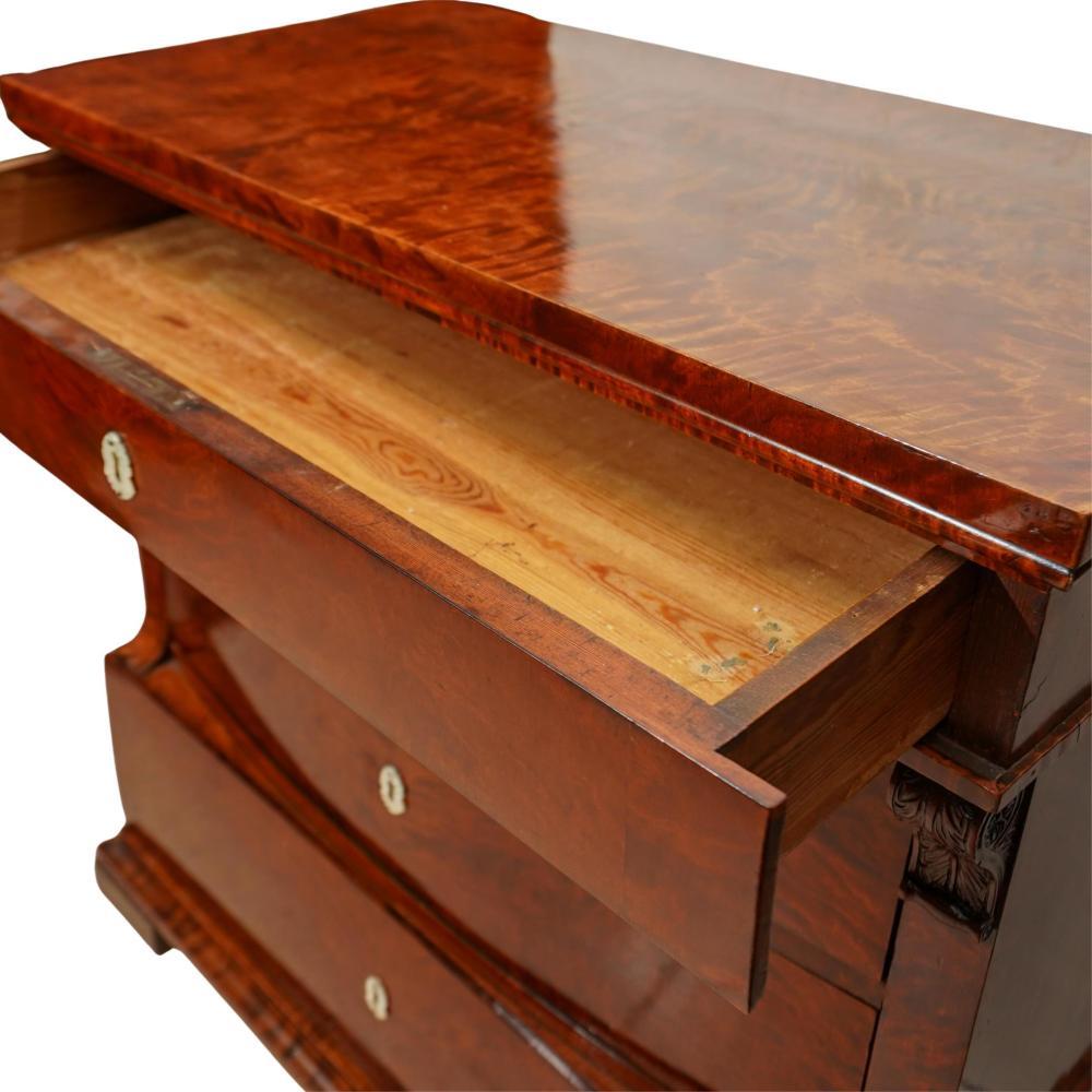 XIX secolo Cassettiera Biedermeier in noce e madreperla in vendita