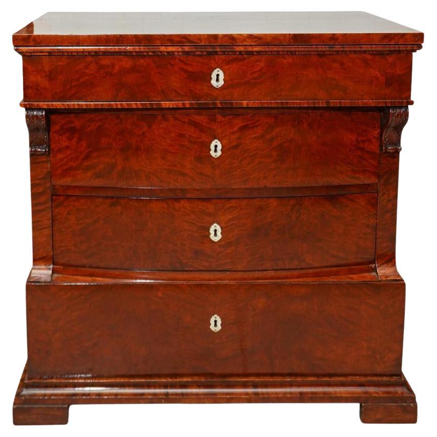 Cassettiera Biedermeier in noce e madreperla in vendita