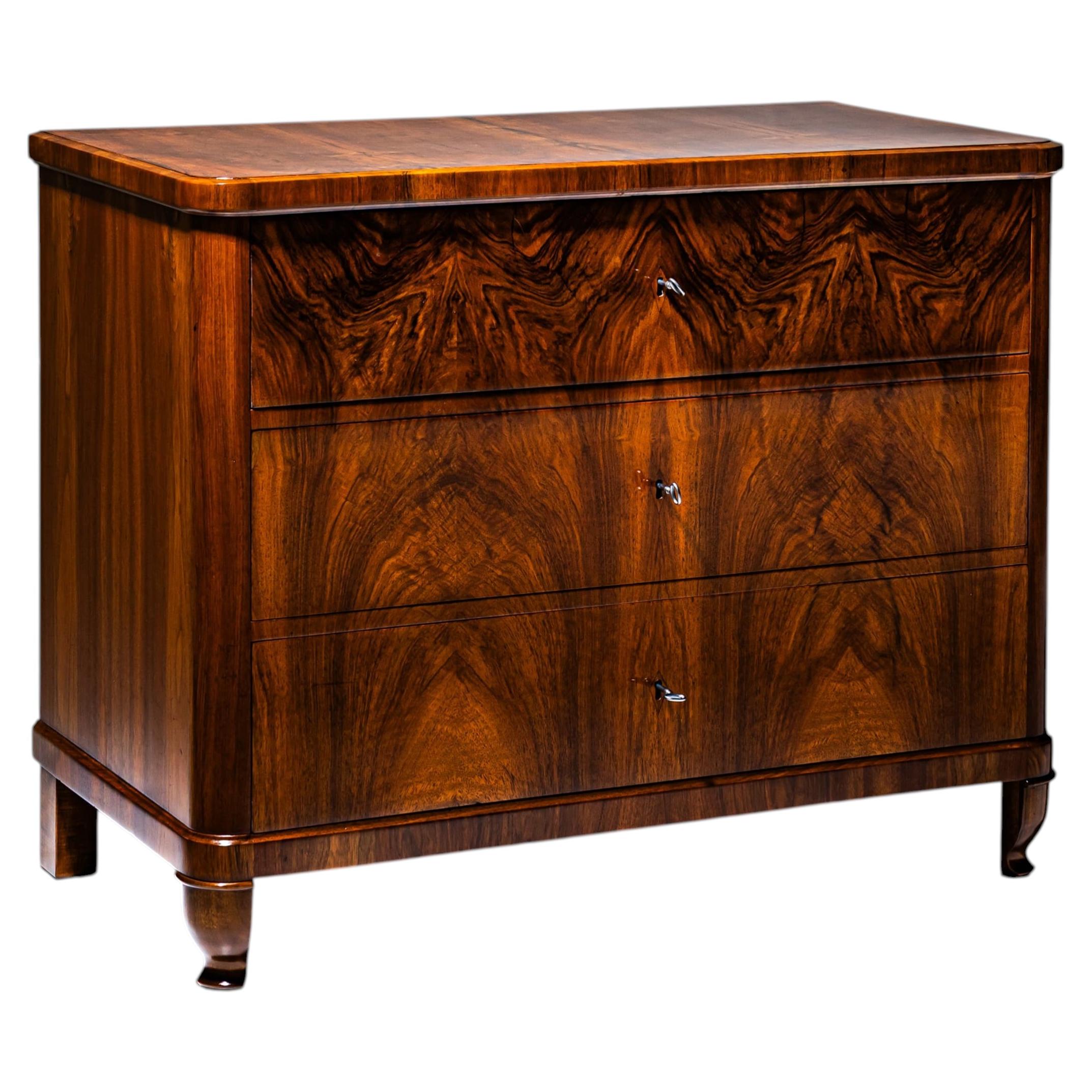 Biedermeier-Kommode, Nussbaumfurnier, CIRCA 1830 im Angebot