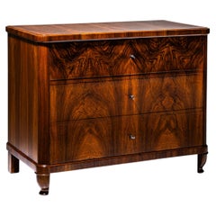 Biedermeier-Kommode, Nussbaumfurnier, CIRCA 1830