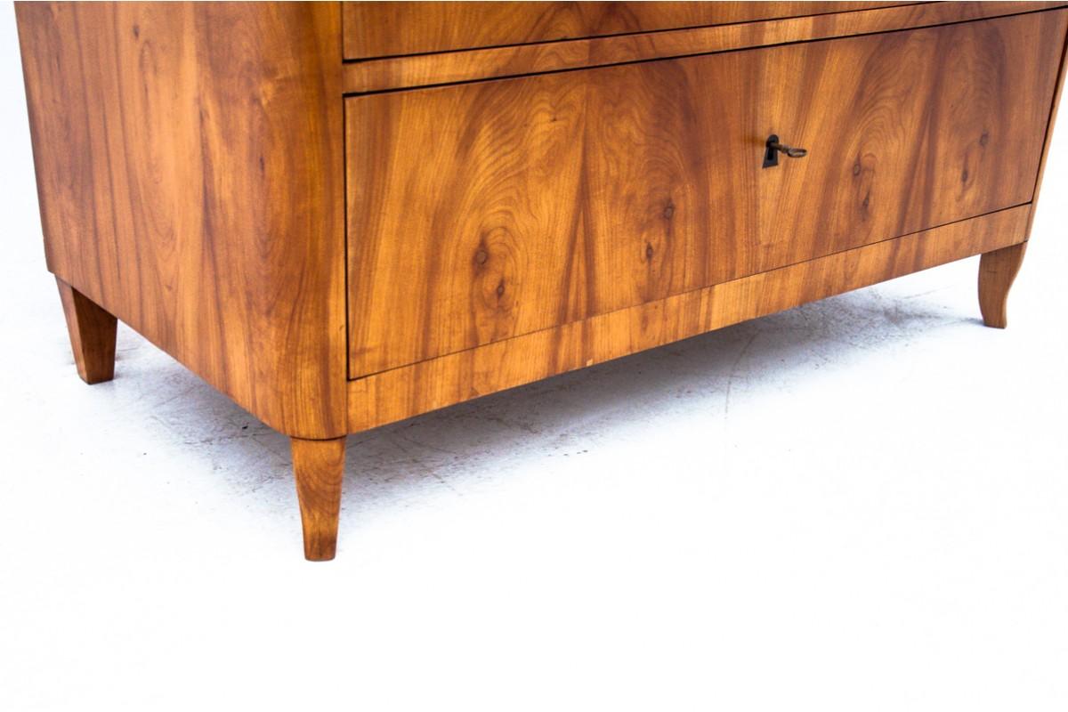 Antique chest of drawers from the mid-nineteenth century.

Furniture in very good condition, after professional renovation.

Wood: Cherry

Dimensions: height 92 cm / width 119 cm / depth 58 cm.
