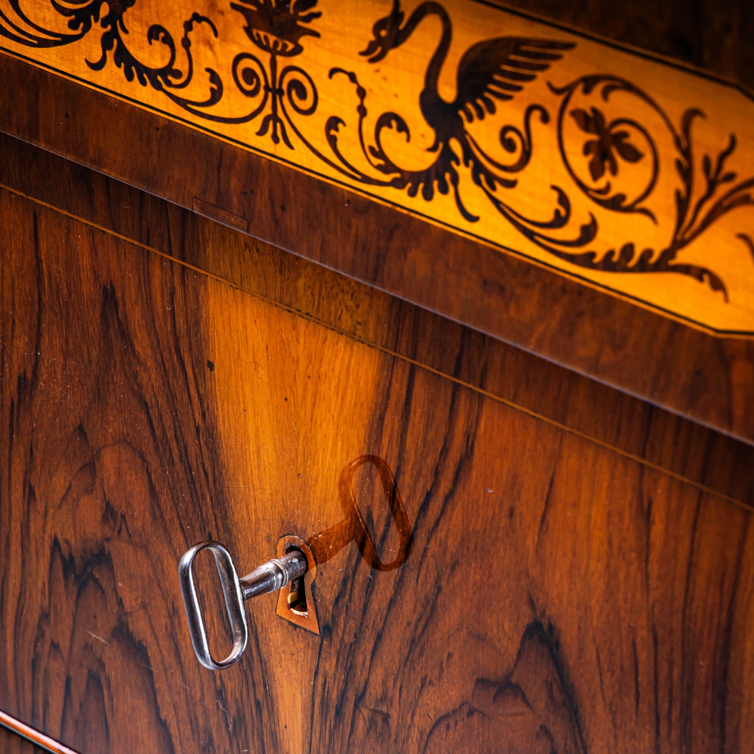 Biedermeier Kommode mit Intarsien im Angebot 4