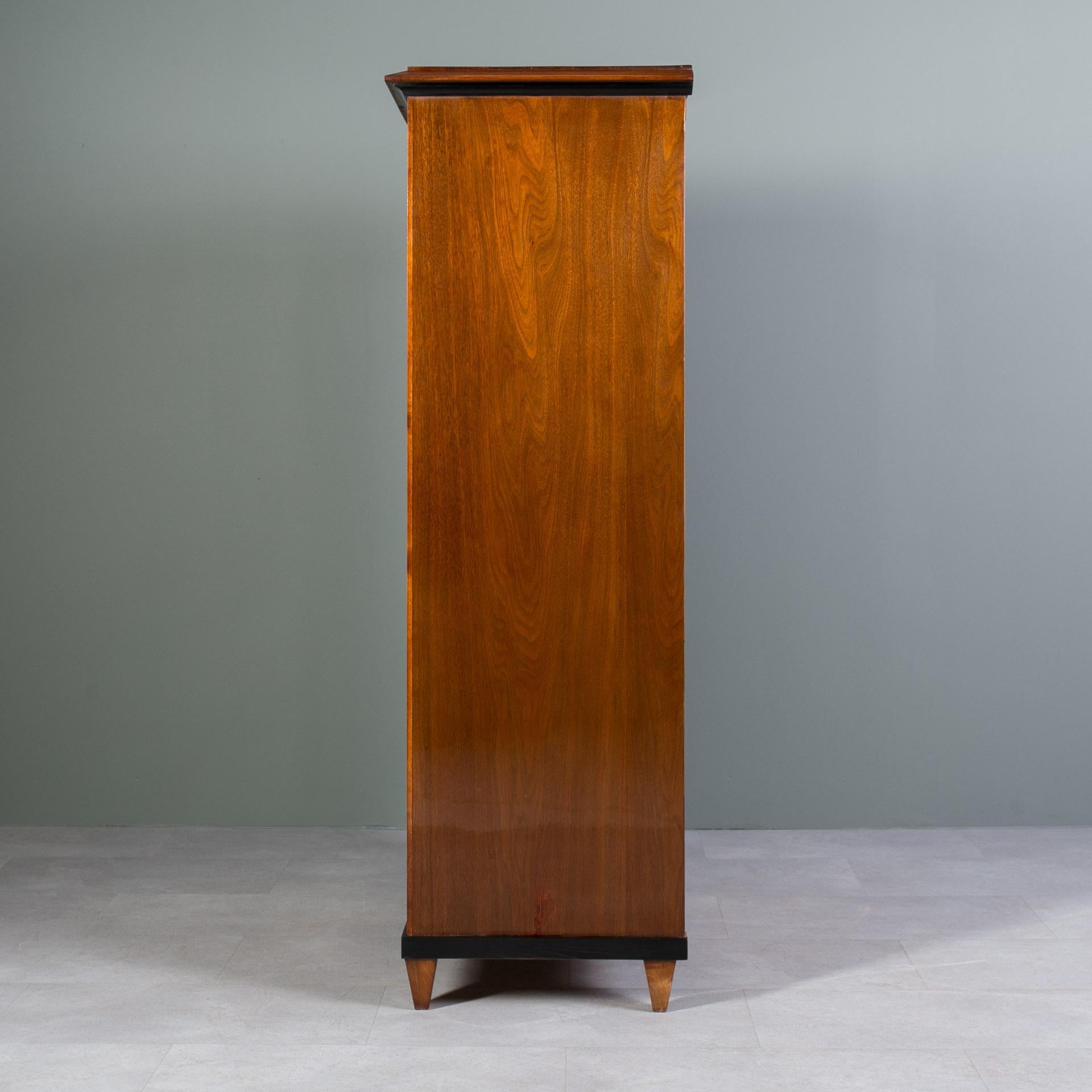 La cassettiera Biedermeier impiallacciata in noce è un pezzo eccezionale del XIX secolo proveniente dall'Austria, che si distingue per la sua eleganza e funzionalità. La cassettiera è dotata di sei cassetti, tra cui un cassetto superiore con il