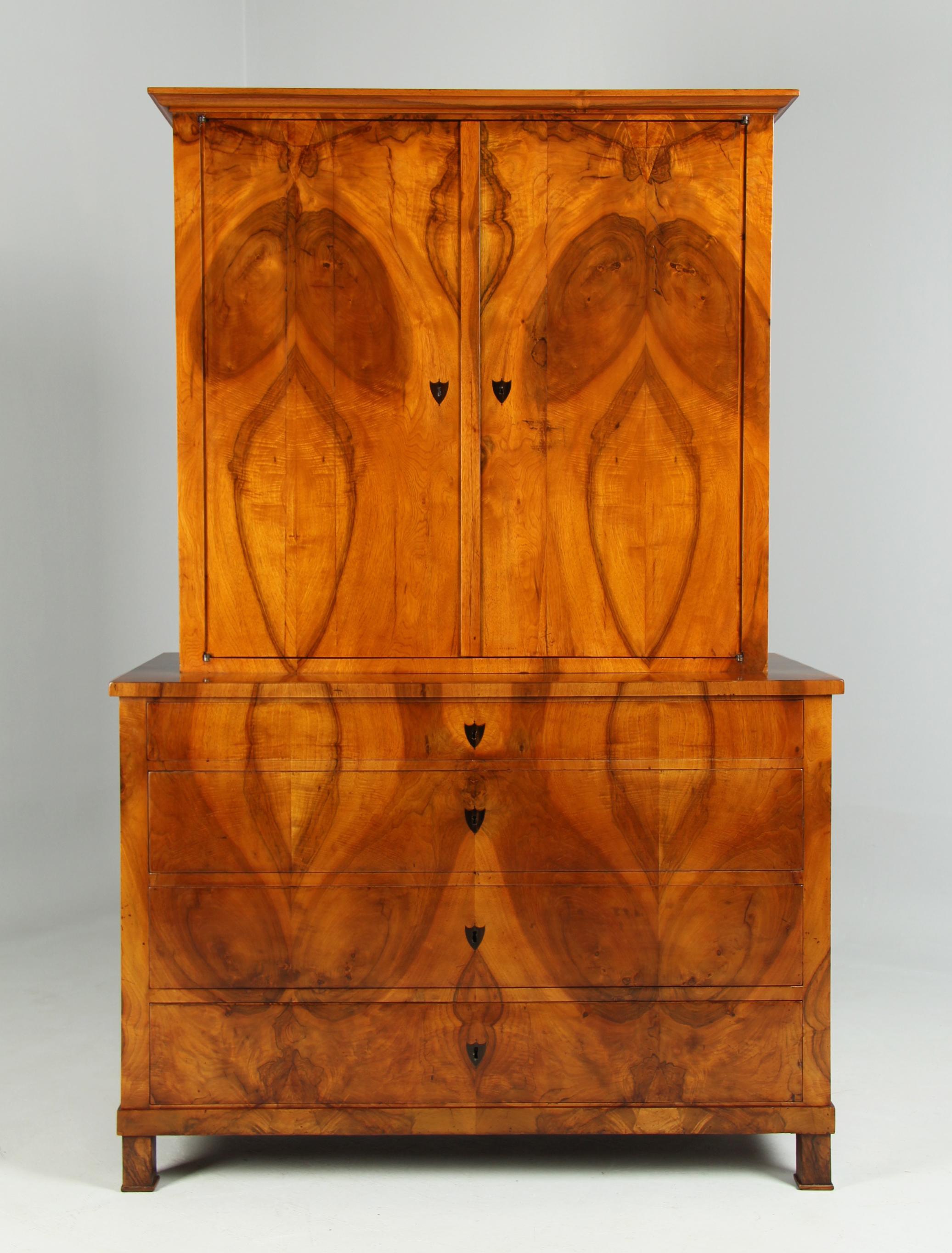 Cómoda Biedermeier con cajón para escribir y compartimento elevado

Sur de Alemania
Nogal, abedul
Biedermeier hacia 1830

Dimensiones: Alto x Ancho x Fondo: 191 x 126 x 64 cm

Descripción:
Excepcional mueble en dos partes con cajón para escribir y