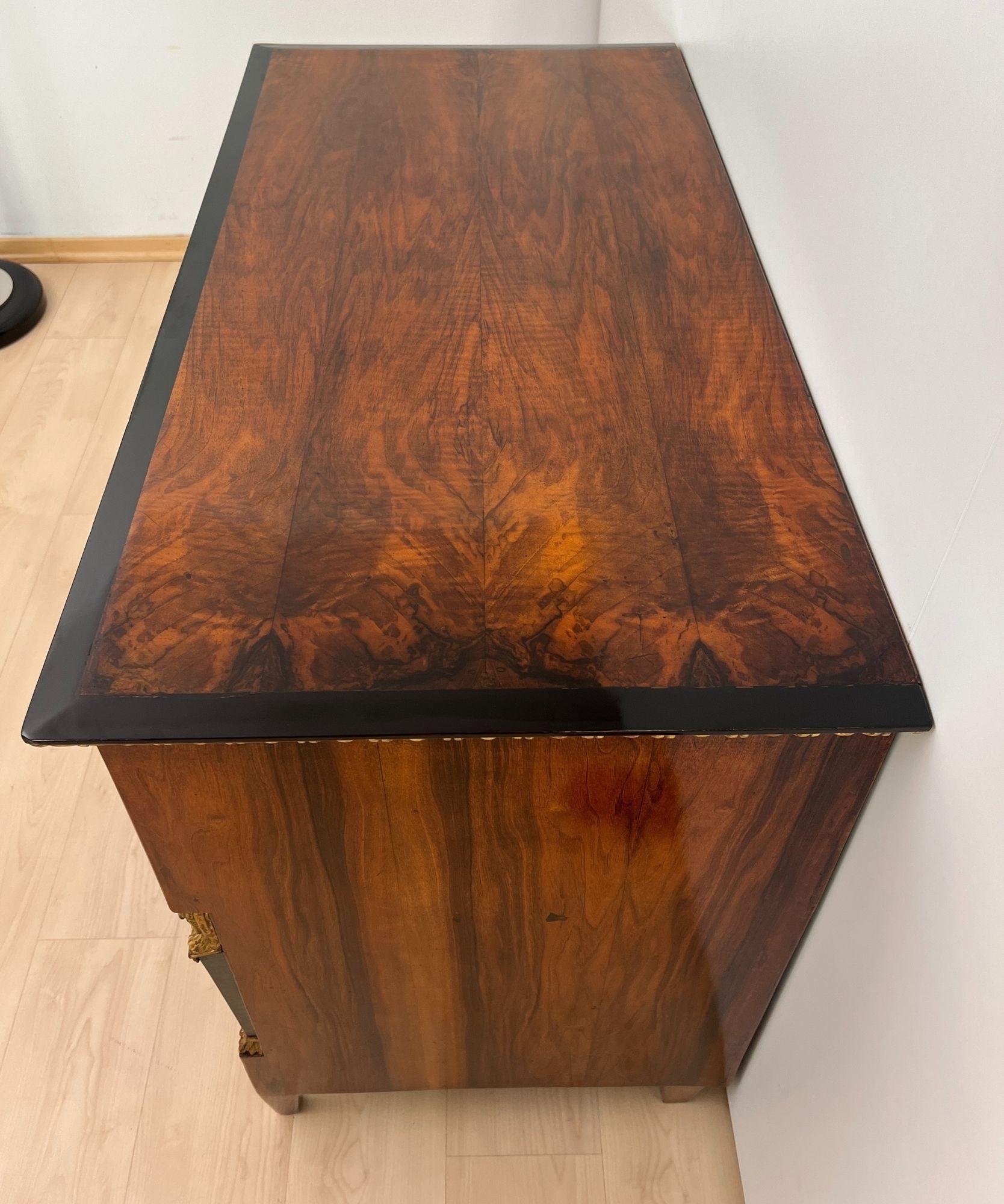 Biedermeier Chest, Walnut Veneer, Cherry, Gold-Leaf, Brass, Austria circa 1815 In Good Condition For Sale In Regensburg, DE