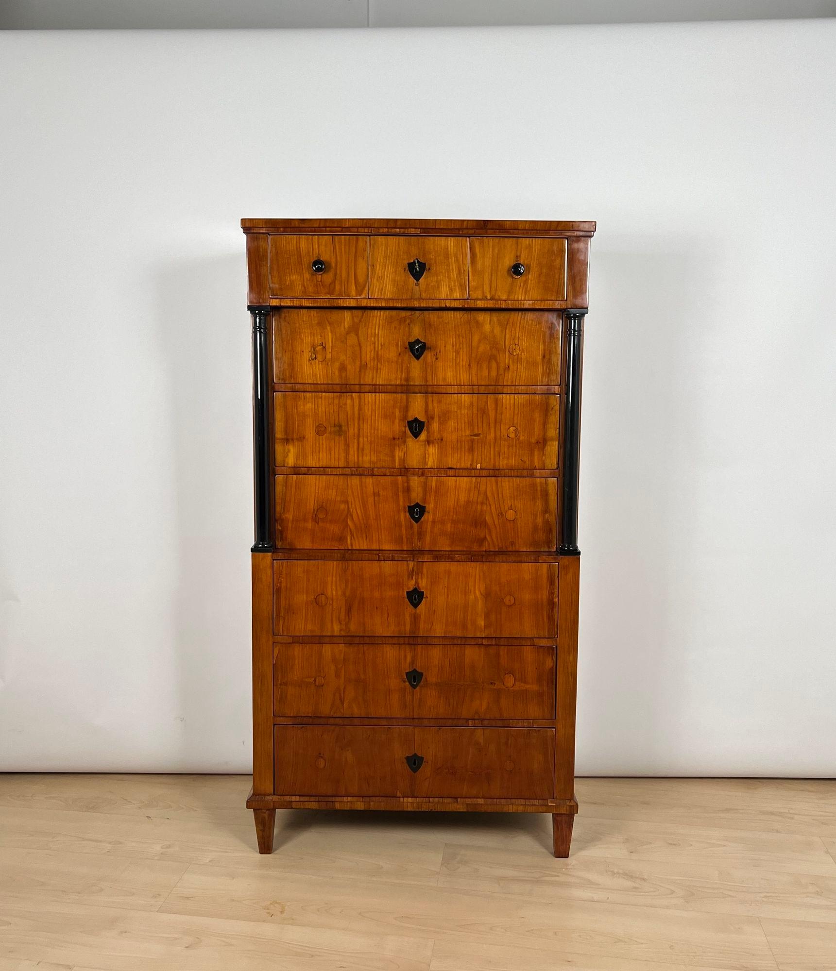 Eleganza, disadorna, neoclassica, Biedermeier Chiffonier, Comò, cassettone o mobile settimanale proveniente dalla Germania meridionale intorno al 1830.
Ciliegio biondo impiallacciato su legno dolce. Restaurato e lucidato a mano con gommalacca. Due