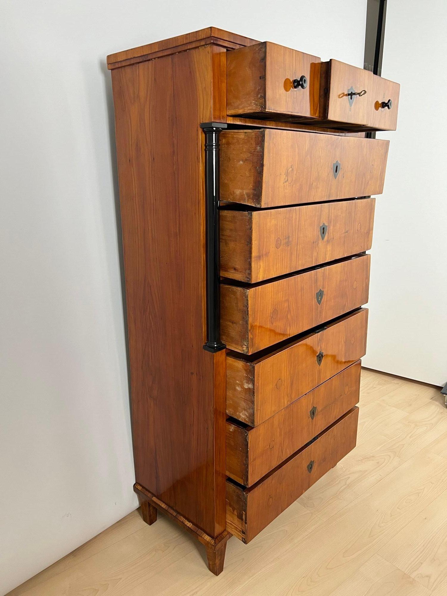 Tedesco Chiffoniera Biedermeier, impiallacciatura di ciliegio, Germania del Sud, 1830 ca. in vendita