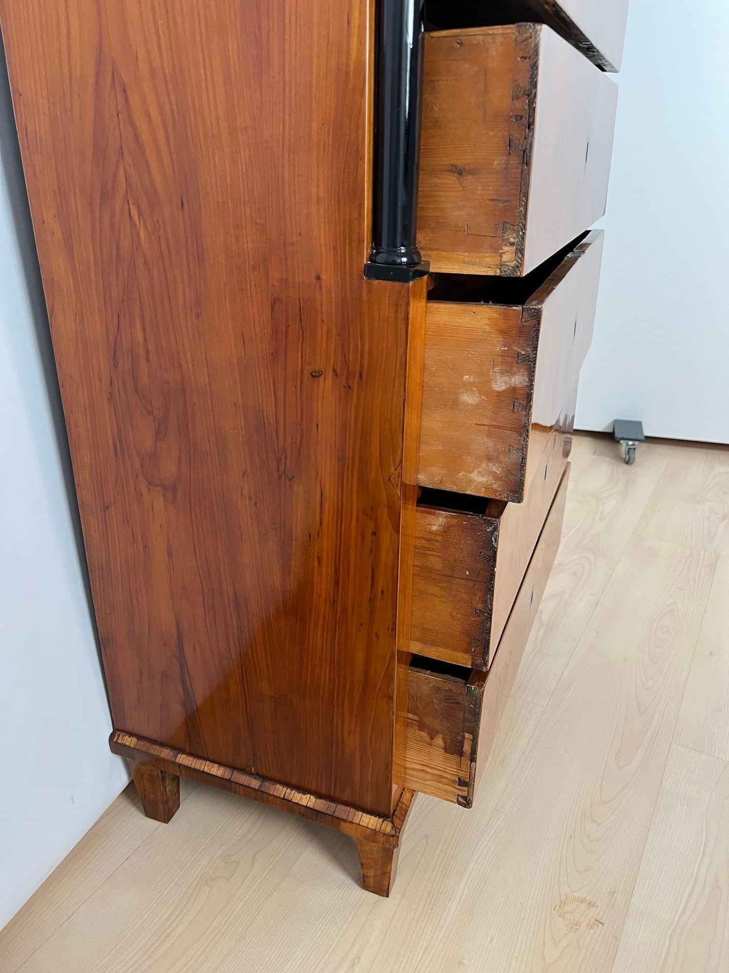 Chiffoniera Biedermeier, impiallacciatura di ciliegio, Germania del Sud, 1830 ca. In condizioni buone in vendita a Regensburg, DE