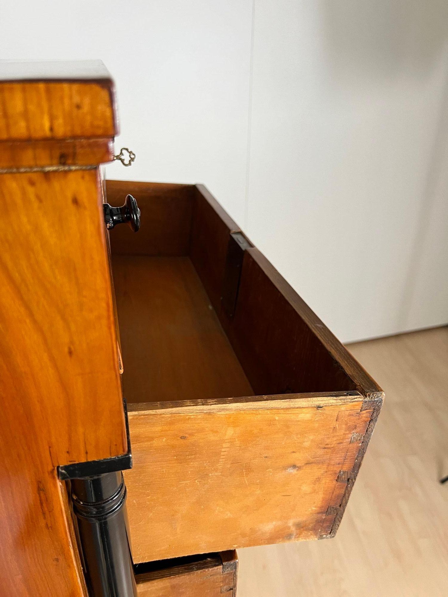 Ferro Chiffoniera Biedermeier, impiallacciatura di ciliegio, Germania del Sud, 1830 ca. in vendita