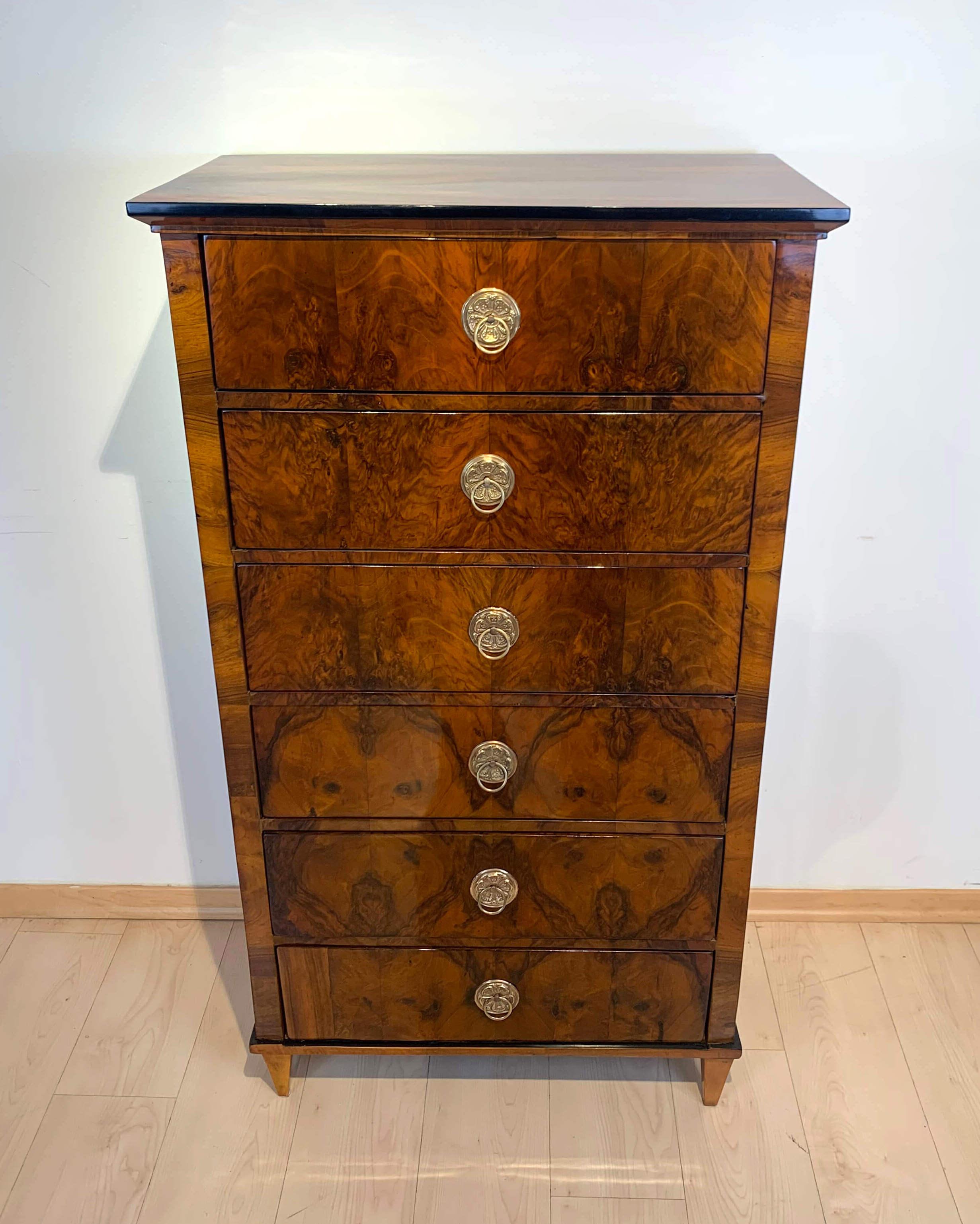 Early neoclassical Biedermeier chiffonier / high chest with 6 drawers from Austria, circa 1820.

Walnut veneered on pine. Original brass fittings / handles
Restored and shellac hand-polished.

Dimensions: H 135 cm x W 76 cm x D 45 cm.