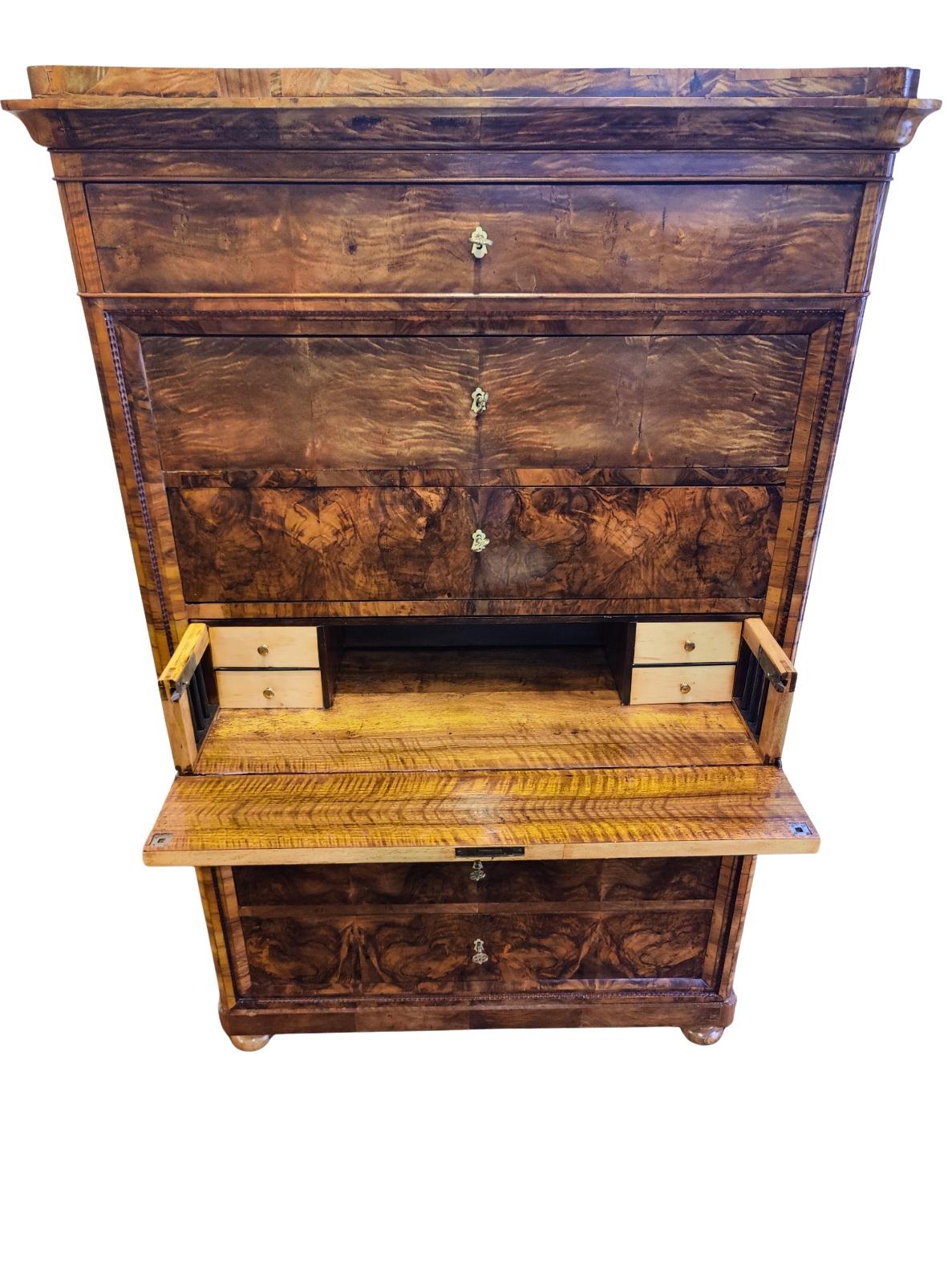 XIXe siècle Chiffonnière Biedermeier en noyer avec compartiment à secret, Allemagne du Sud en vente