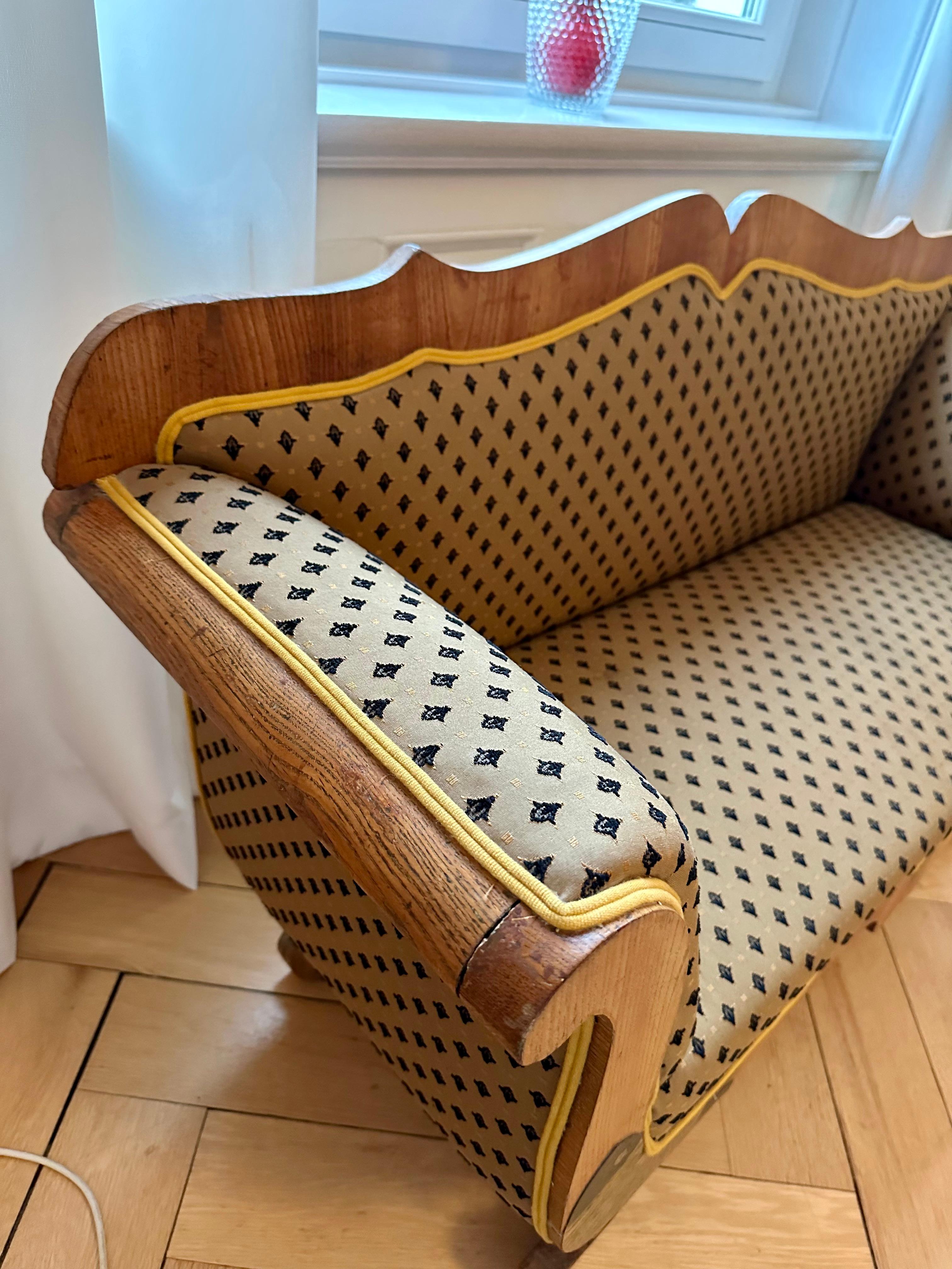 Biedermeier Children's Bench dual Functionality as a Luxurious Pet Bed In Excellent Condition For Sale In Hamburg, DE