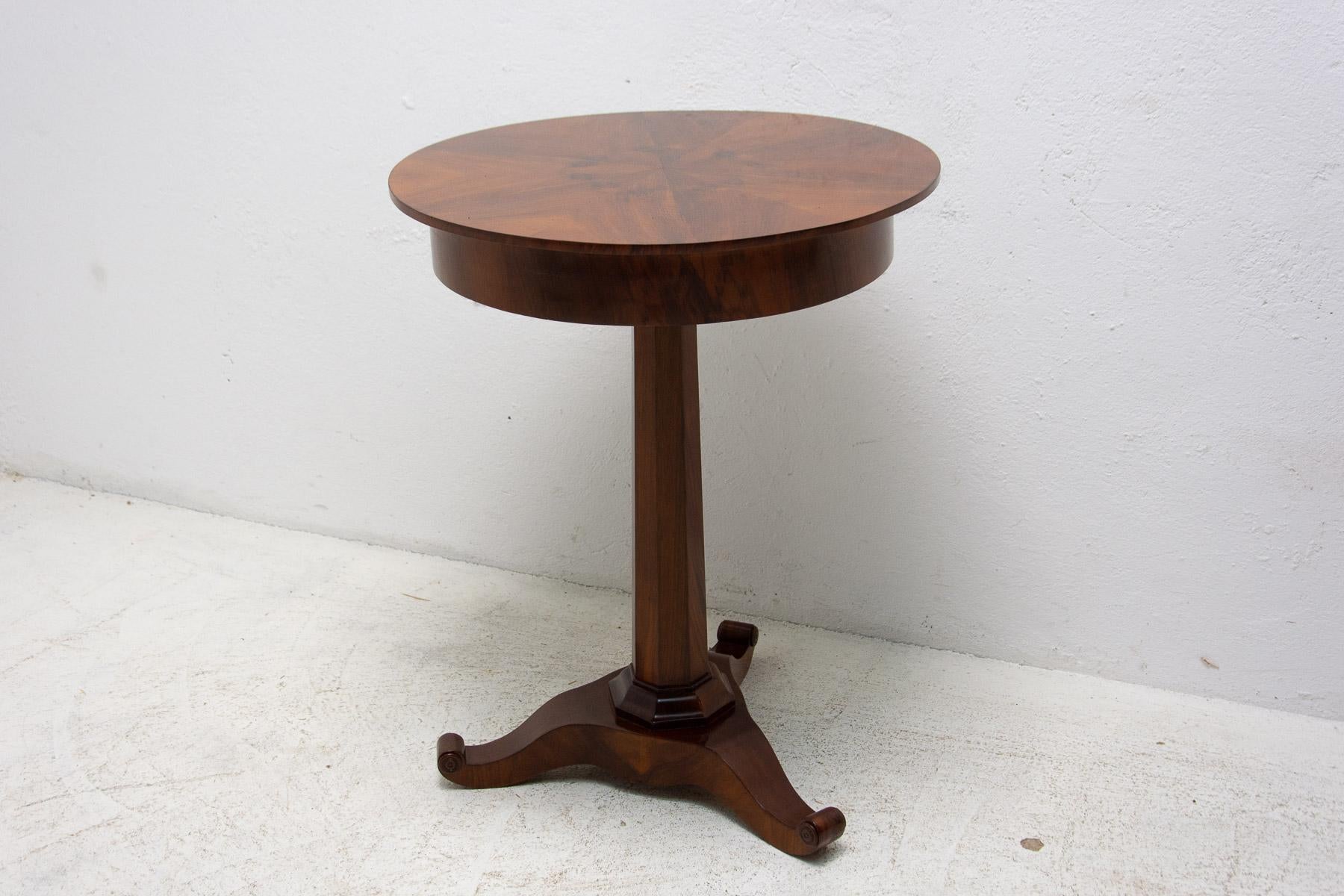 An antique, very elegant table from the Biedermeier period. Made around 1830 in the territory of the former Austria-Hungary Empire. Made of walnut wood. In excellent condition, completely restored.

Measures: Height: 78 cm

Lenght: 61